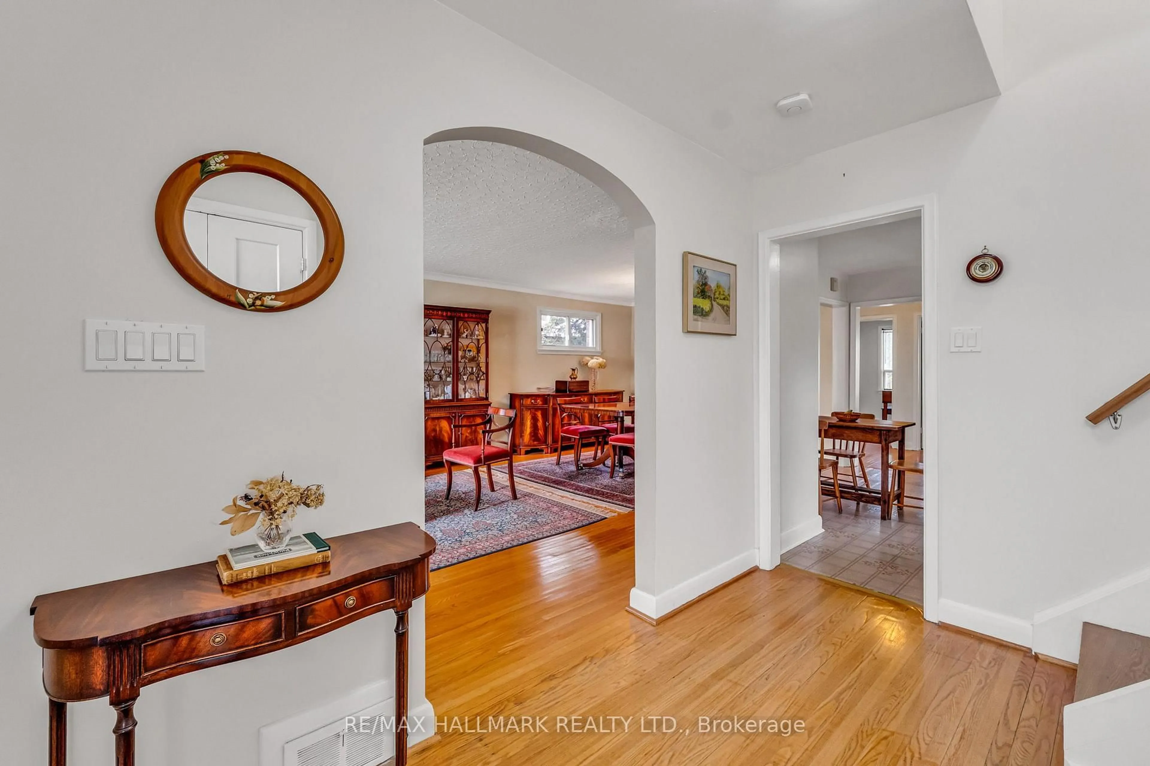 Indoor entryway for 249 Park Home Ave, Toronto Ontario M2R 1A1