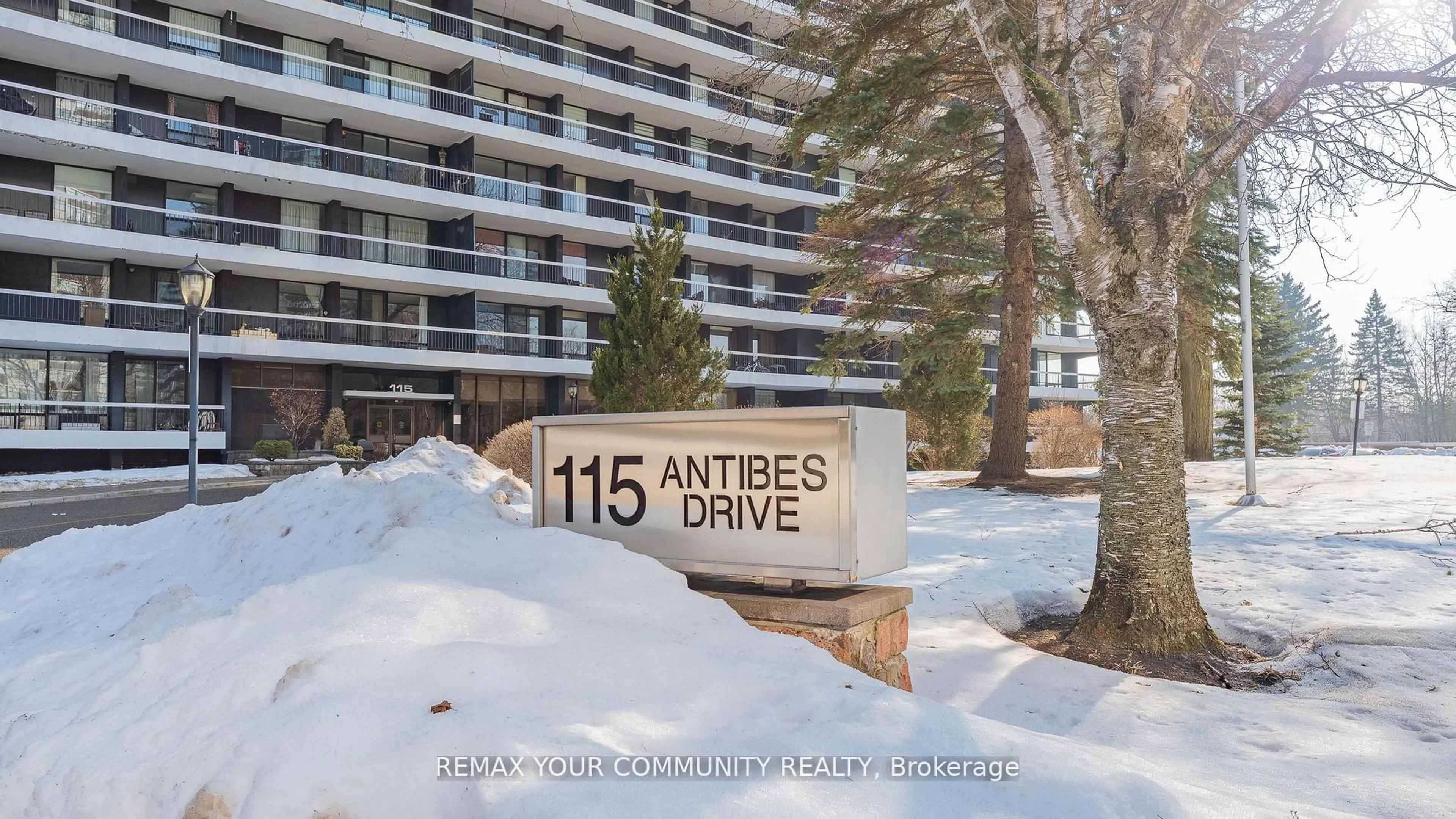 Indoor foyer for 115 Antibes Dr #702, Toronto Ontario M2R 2Y9