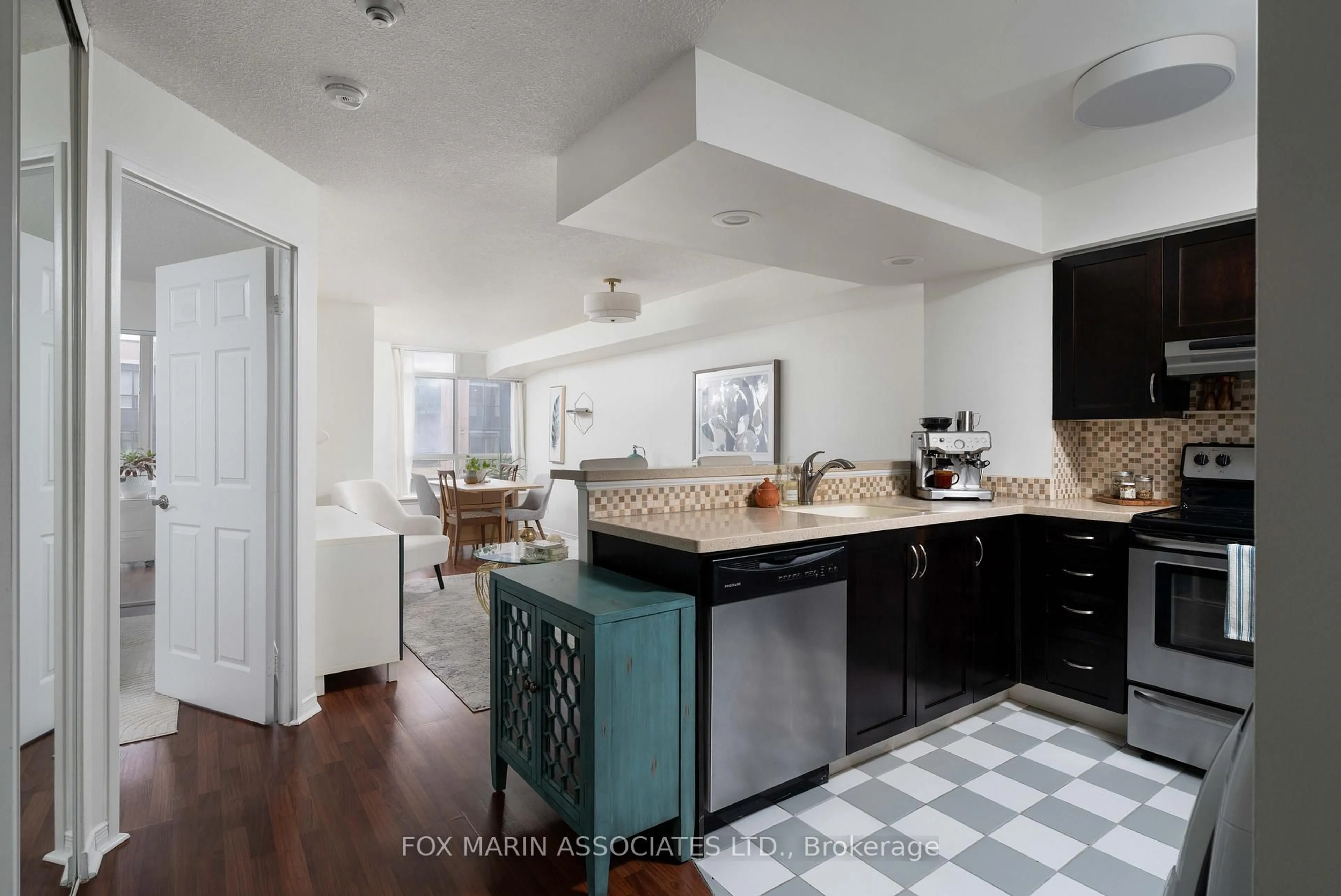 Open concept kitchen, ceramic/tile floor for 801 King St #815, Toronto Ontario M5V 3C9