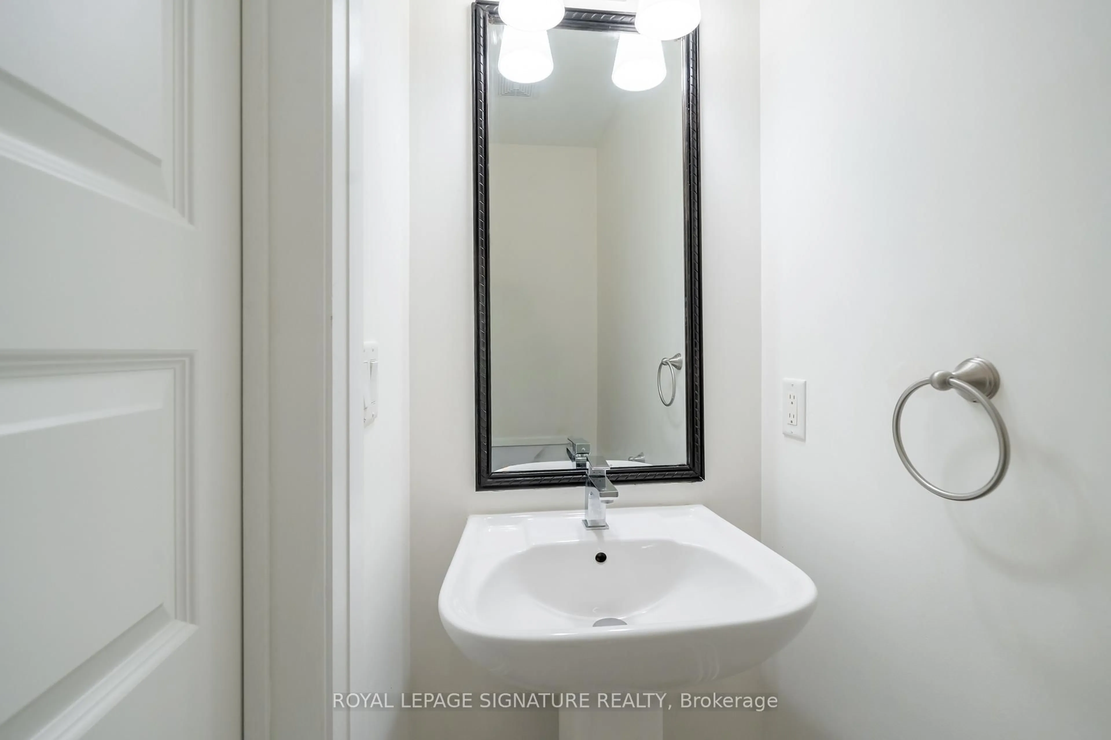 Standard bathroom, floor is not visible for 11 Eldora Ave #13, Toronto Ontario M2M 0B5