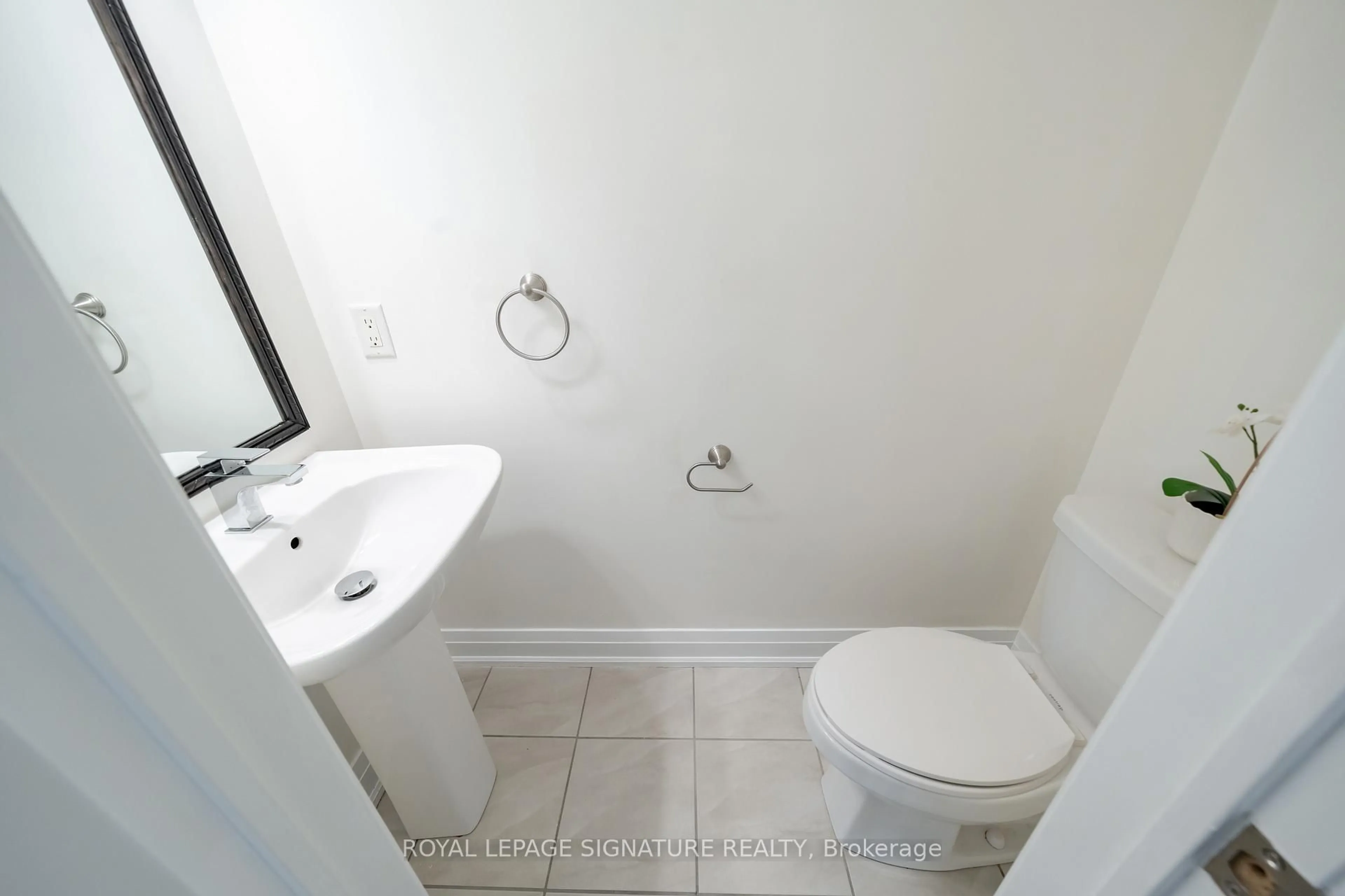 Standard bathroom, ceramic/tile floor for 11 Eldora Ave #13, Toronto Ontario M2M 0B5
