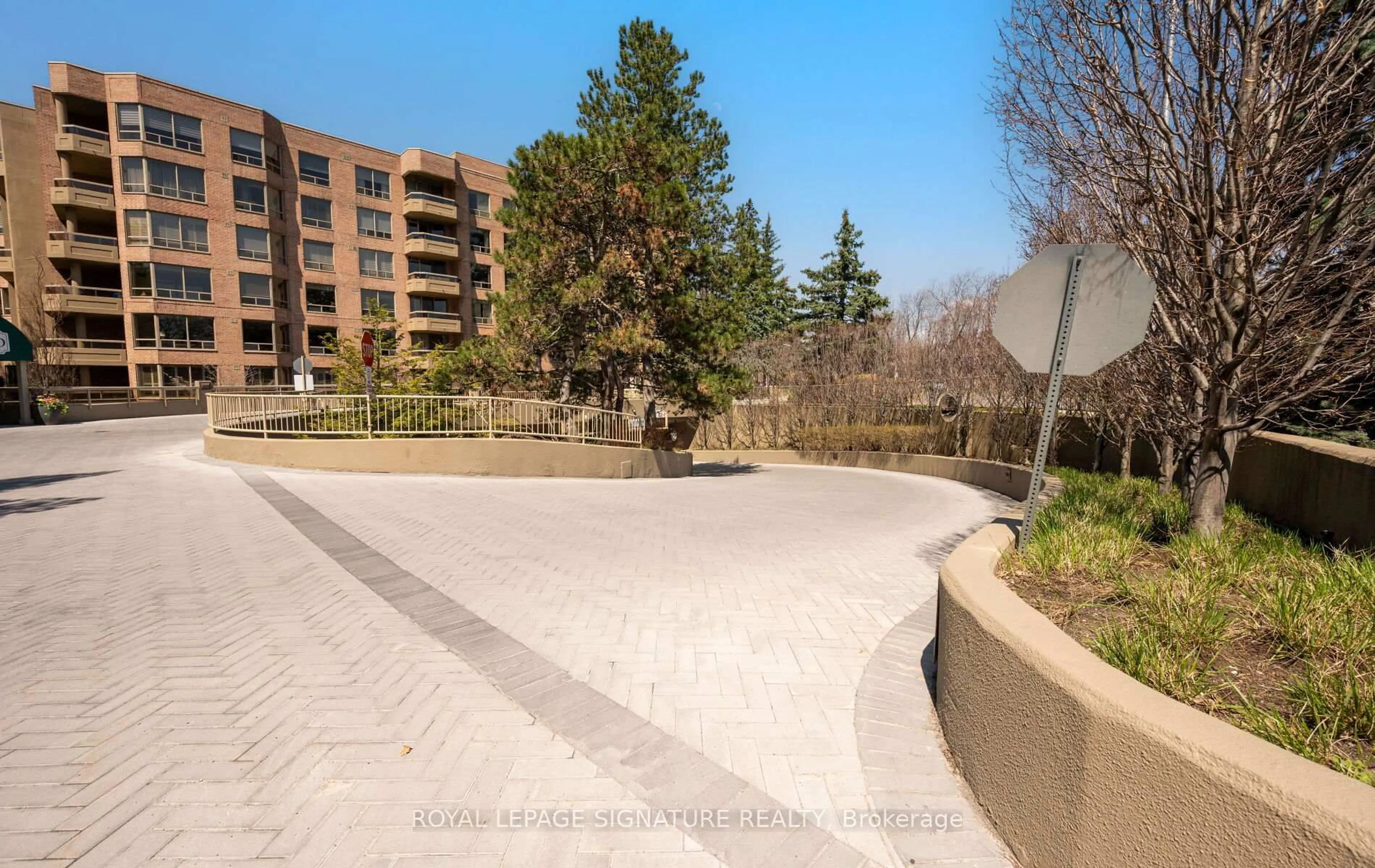 Patio, street for 1210 Don Mills Rd #423, Toronto Ontario M3B 3N9