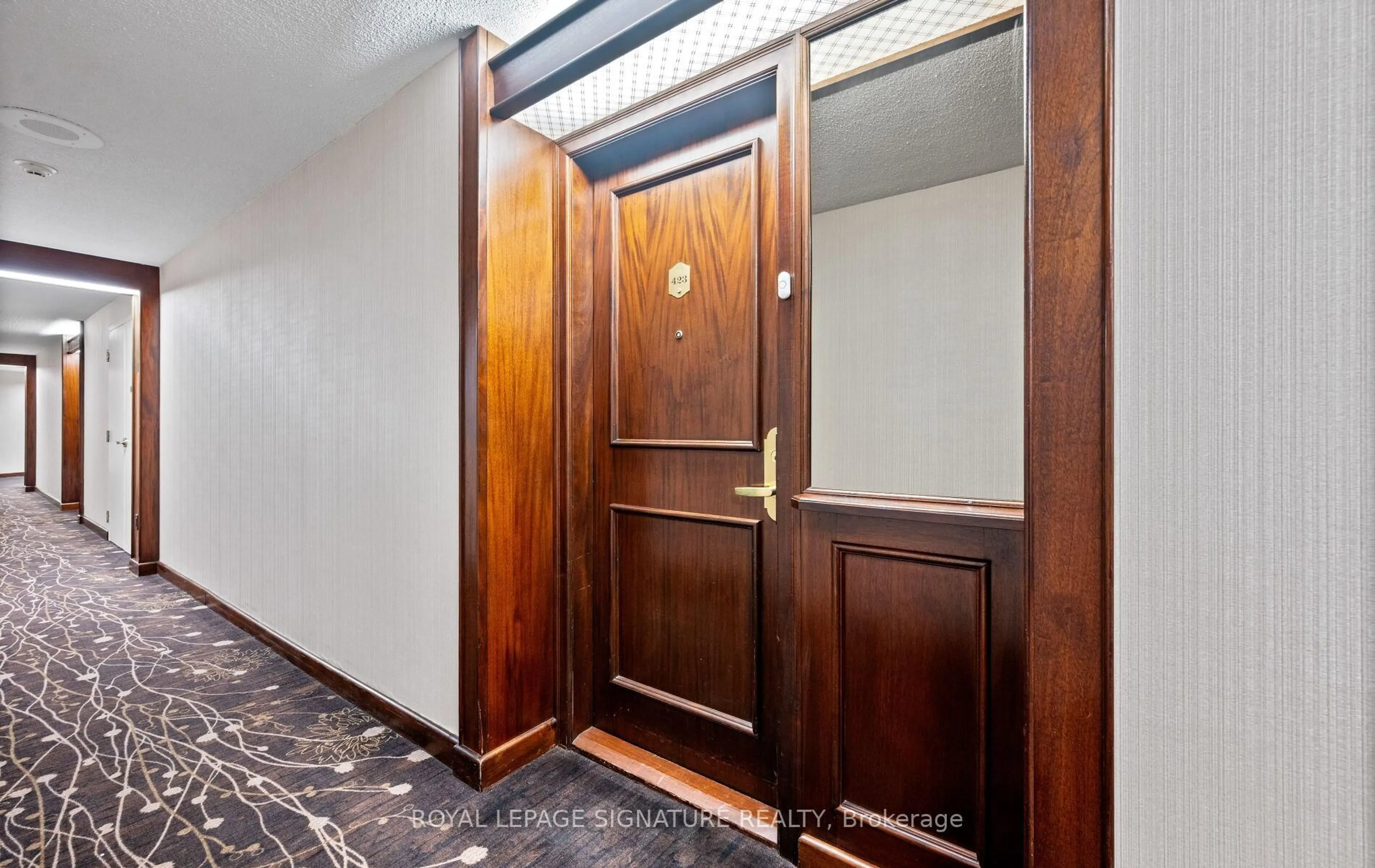 Indoor foyer for 1210 Don Mills Rd #423, Toronto Ontario M3B 3N9