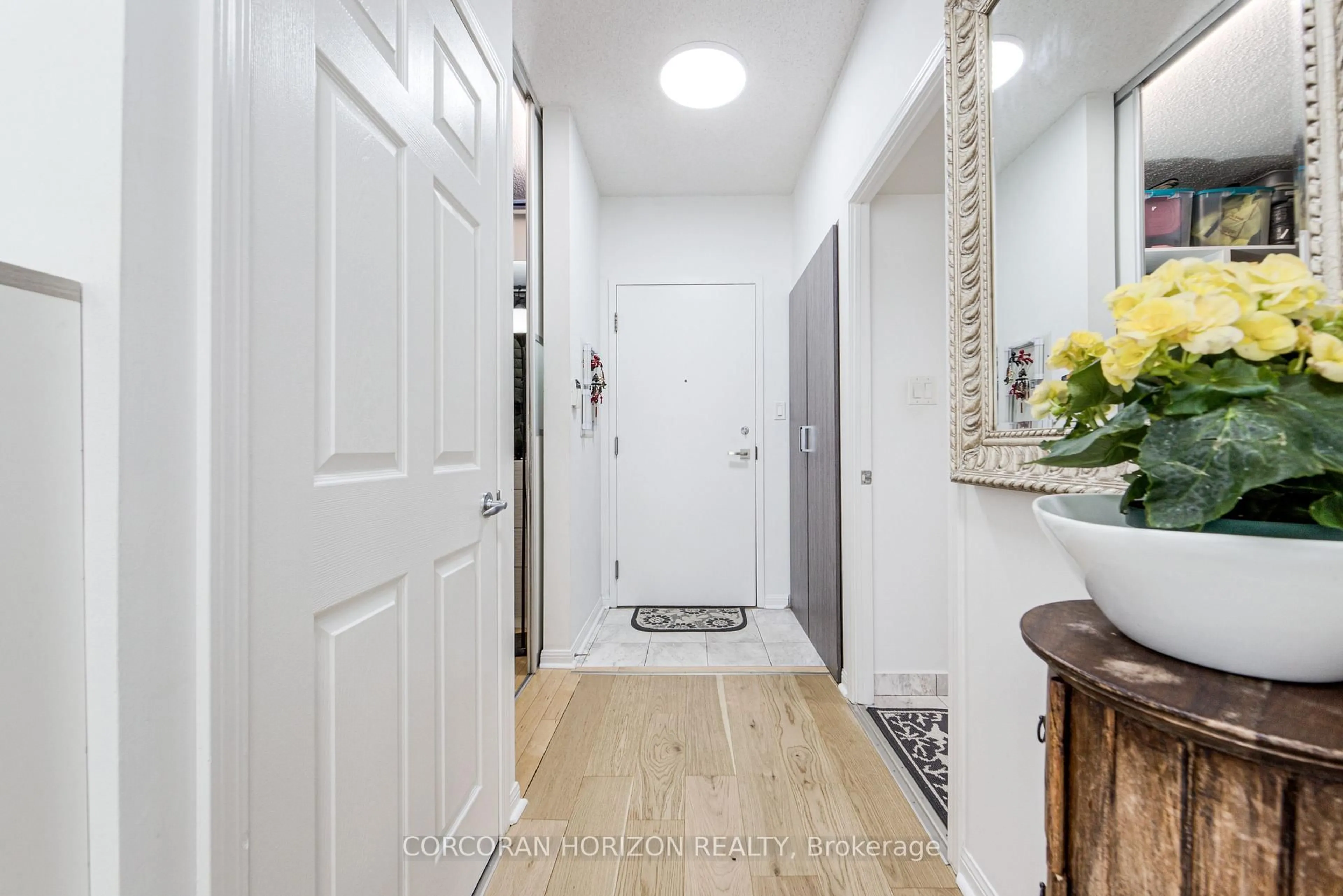 Indoor entryway for 228 Queens Quay #2009, Toronto Ontario M5J 2X1