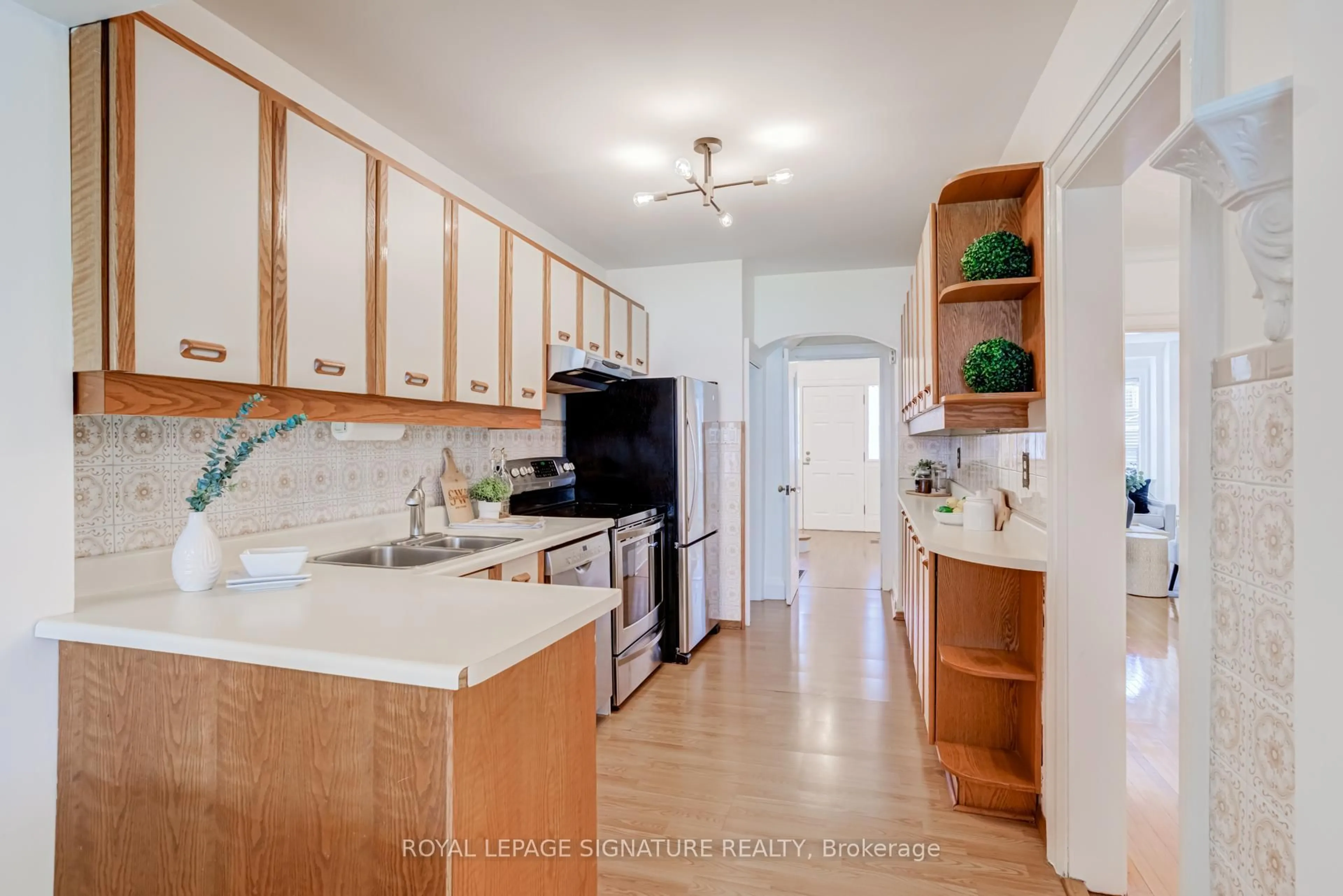 Standard kitchen, ceramic/tile floor for 138 Melrose Ave, Toronto Ontario M5M 1Y7