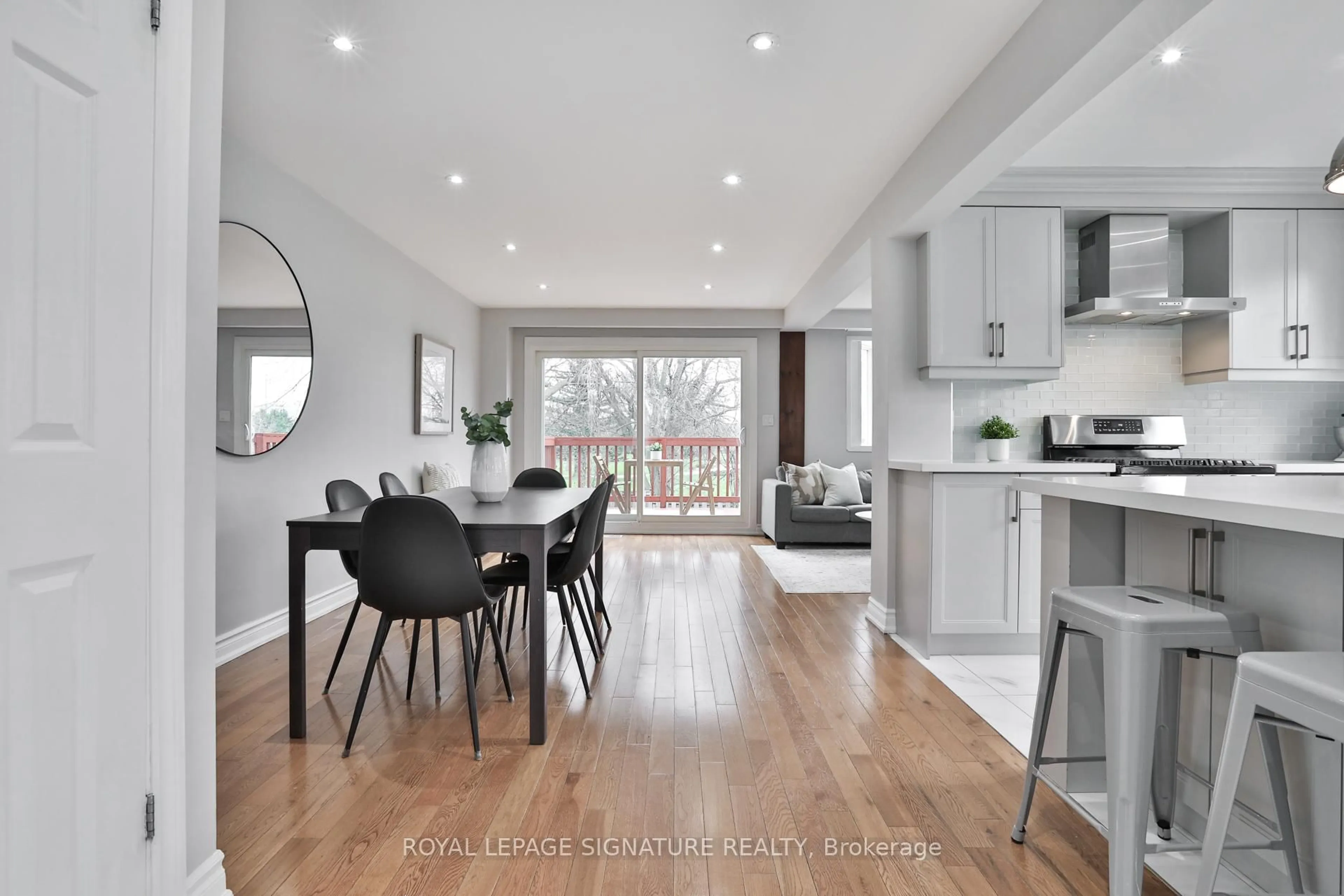 Open concept kitchen, wood/laminate floor for 92 Picola Crt, Toronto Ontario M2H 2N4