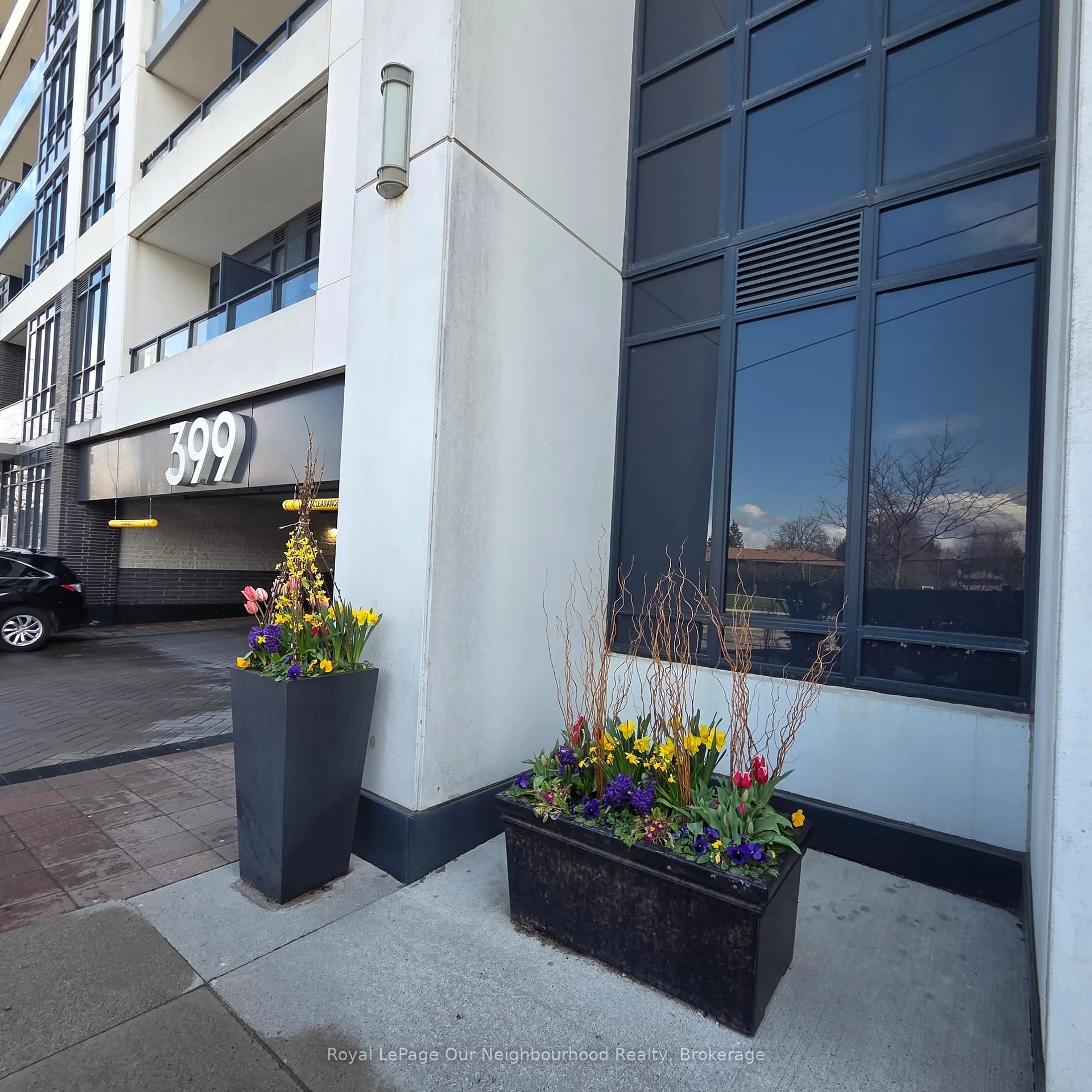 Indoor foyer for 399 Spring Garden Ave #112, Toronto Ontario M2N 3H6