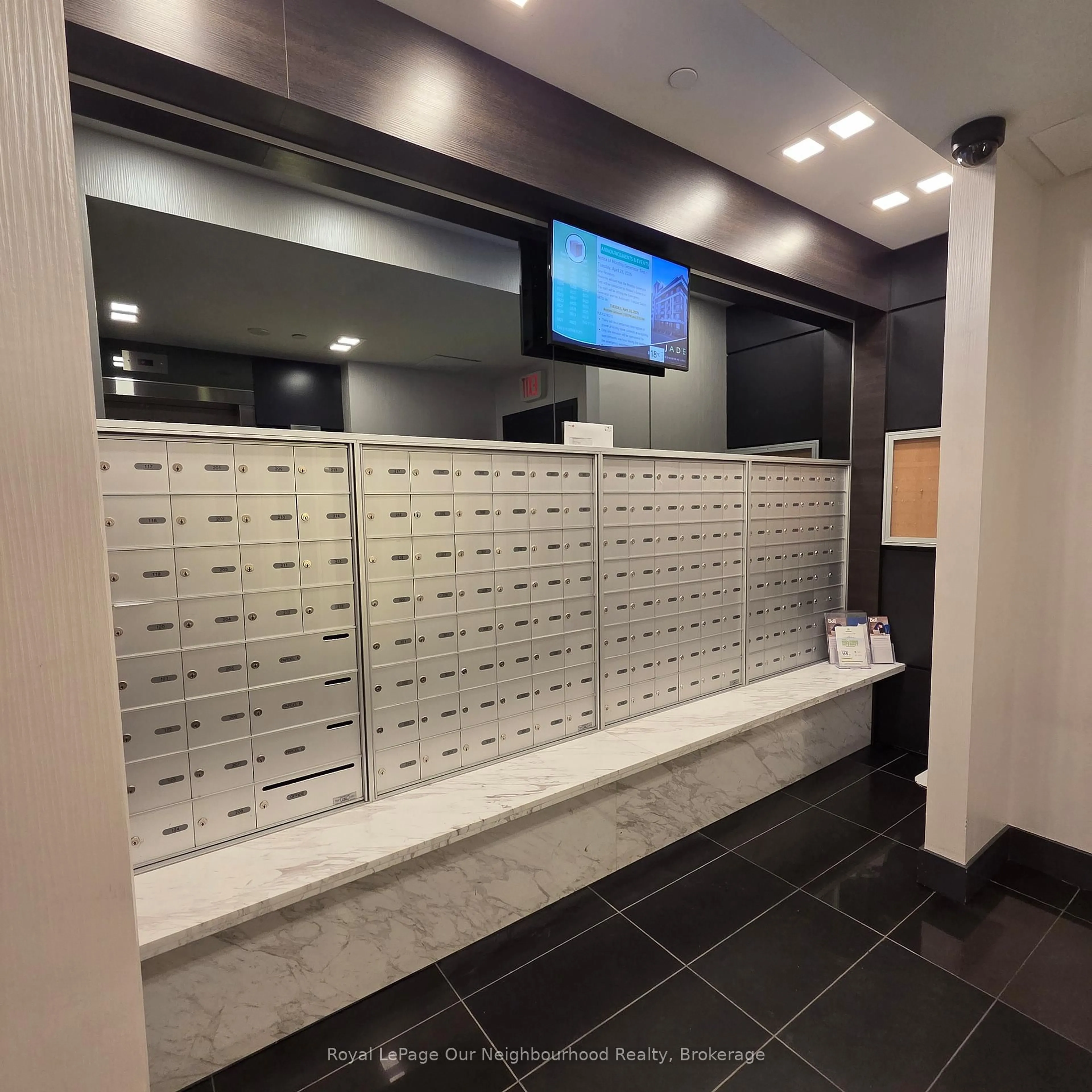 Indoor foyer for 399 Spring Garden Ave #112, Toronto Ontario M2N 3H6