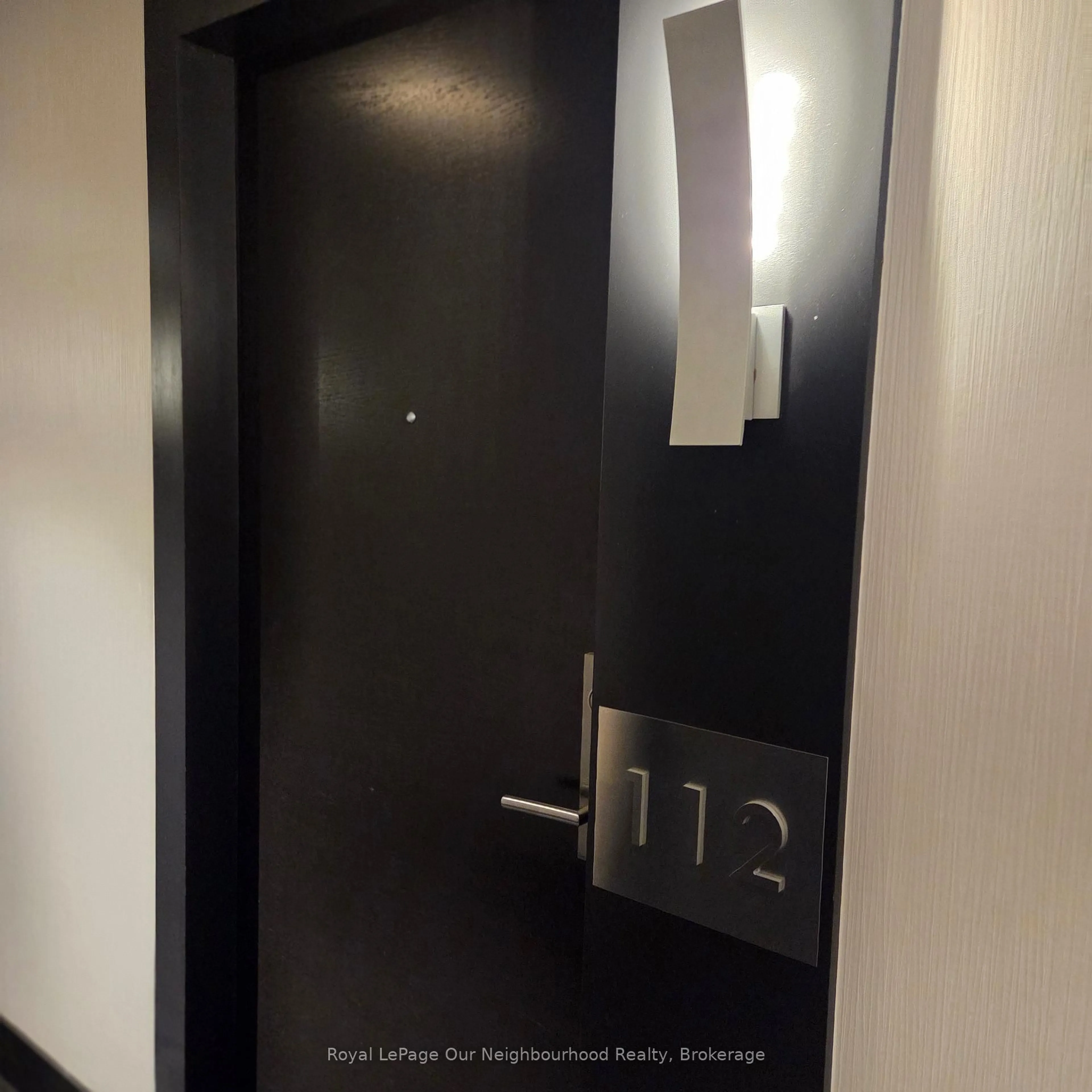 Indoor foyer for 399 Spring Garden Ave #112, Toronto Ontario M2N 3H6