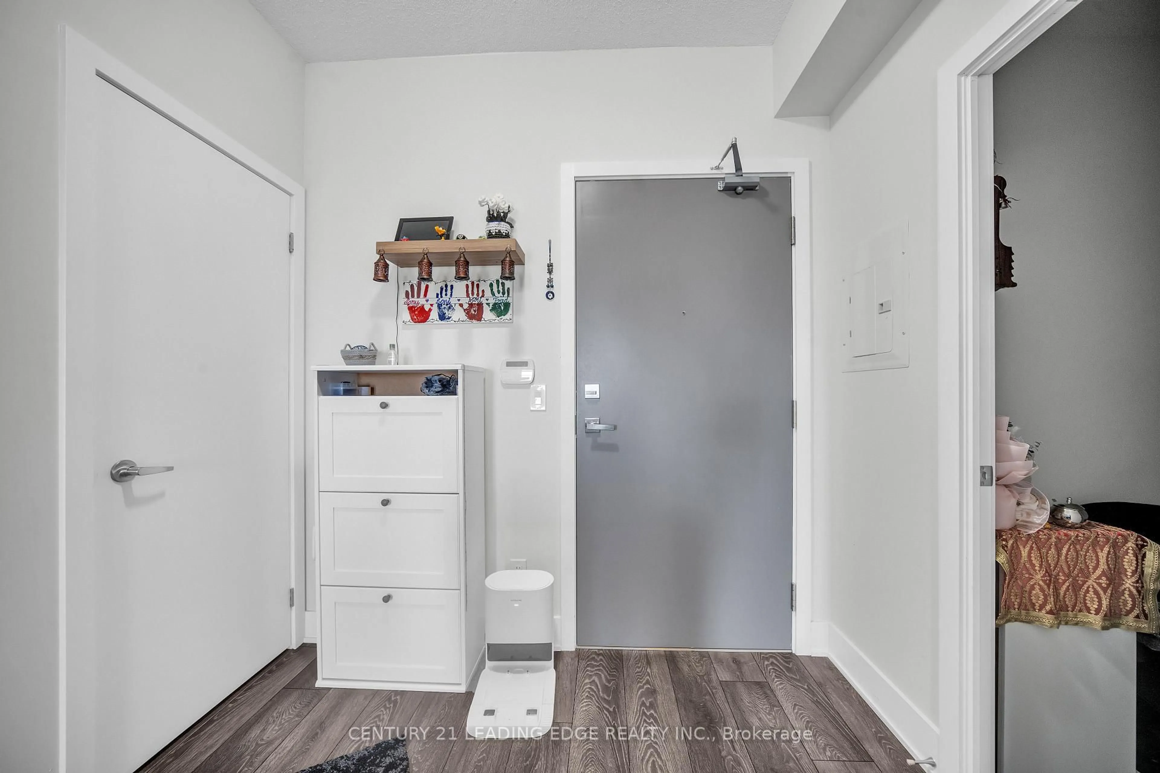 Indoor entryway for 188 Fairview Mall Dr #1110, Toronto Ontario M2J 0H7