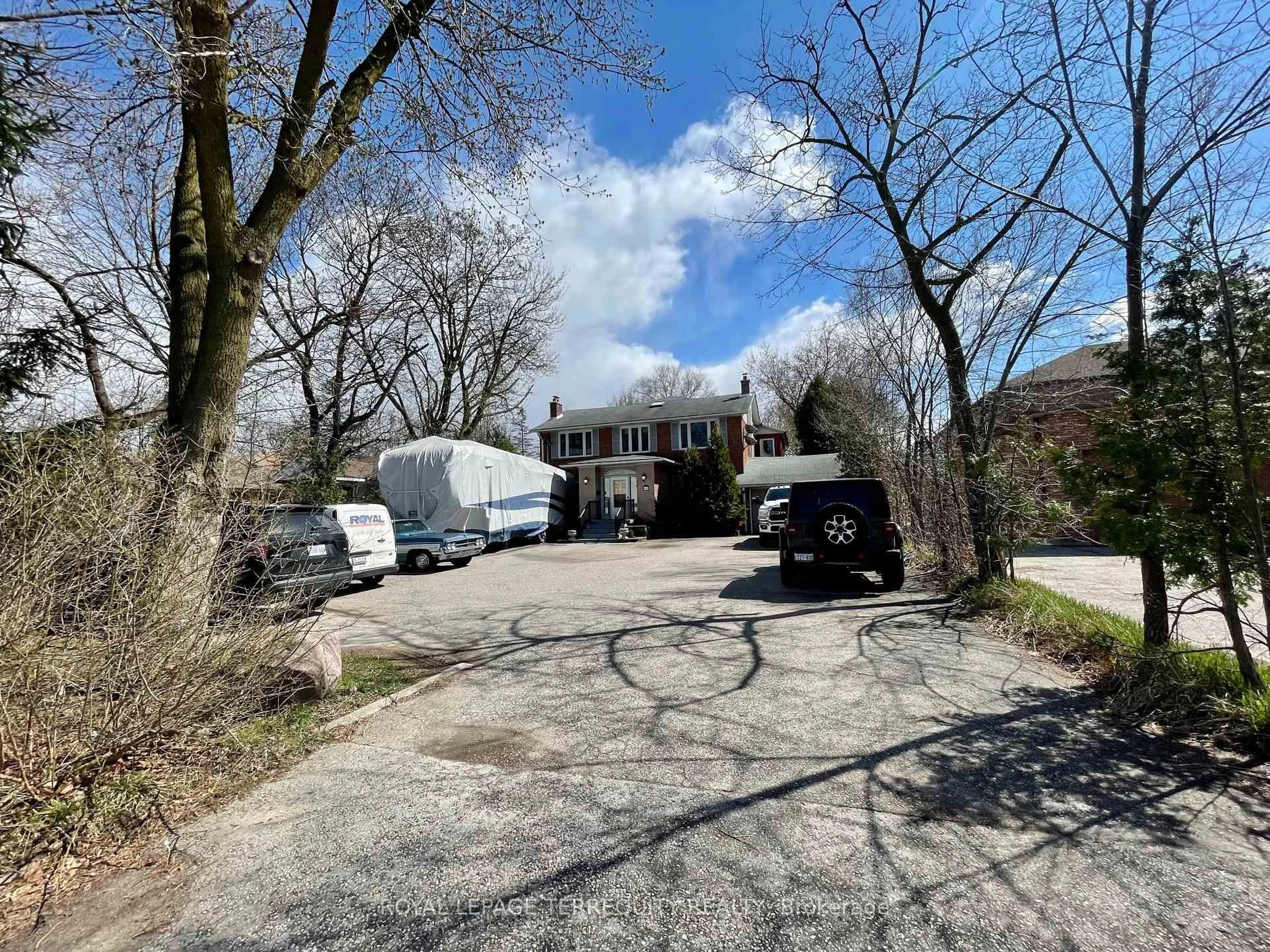 A pic from outside/outdoor area/front of a property/back of a property/a pic from drone, street for 435 Drewry Ave, Toronto Ontario M2R 2K6