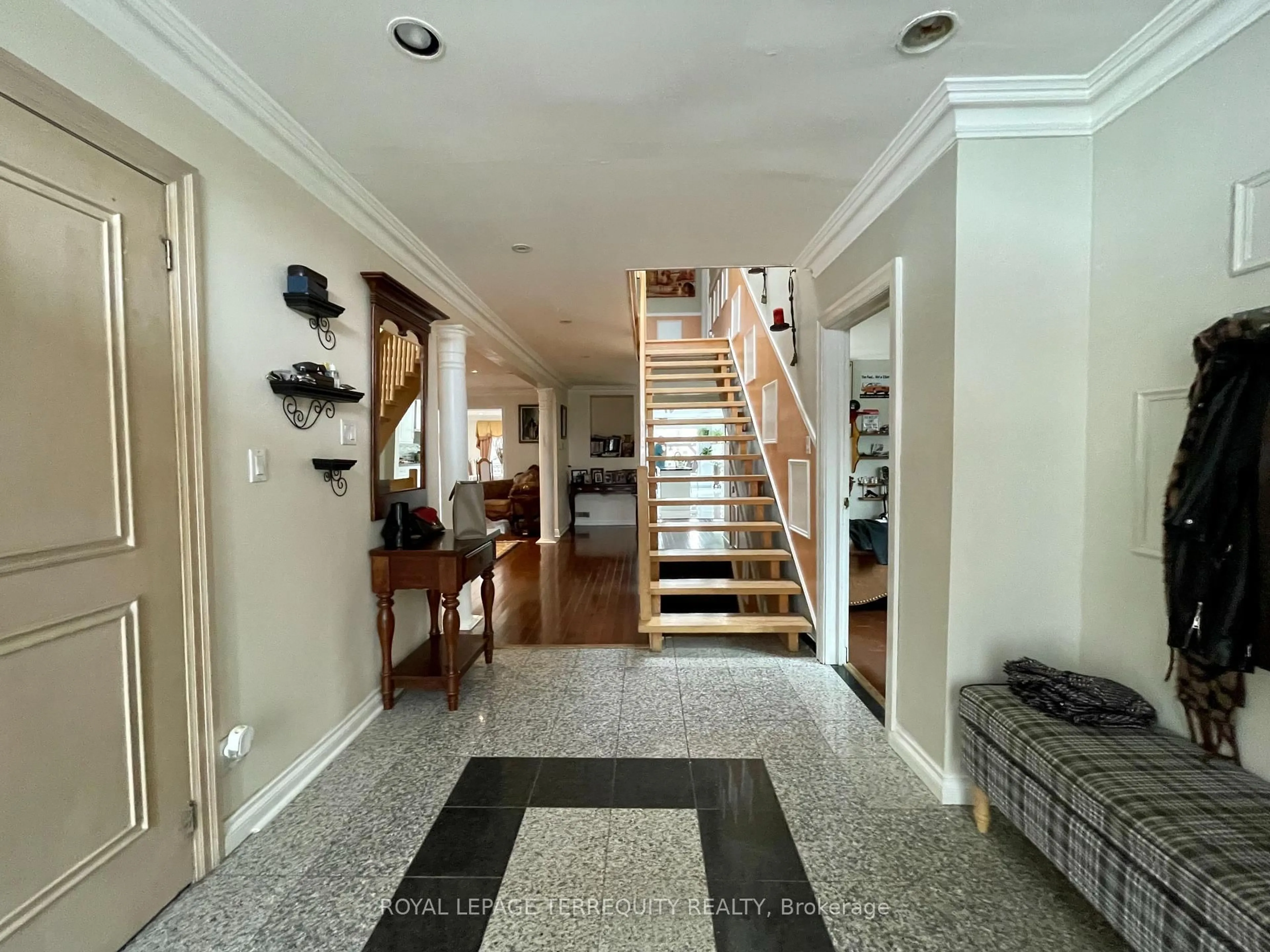 Indoor foyer for 435 Drewry Ave, Toronto Ontario M2R 2K6