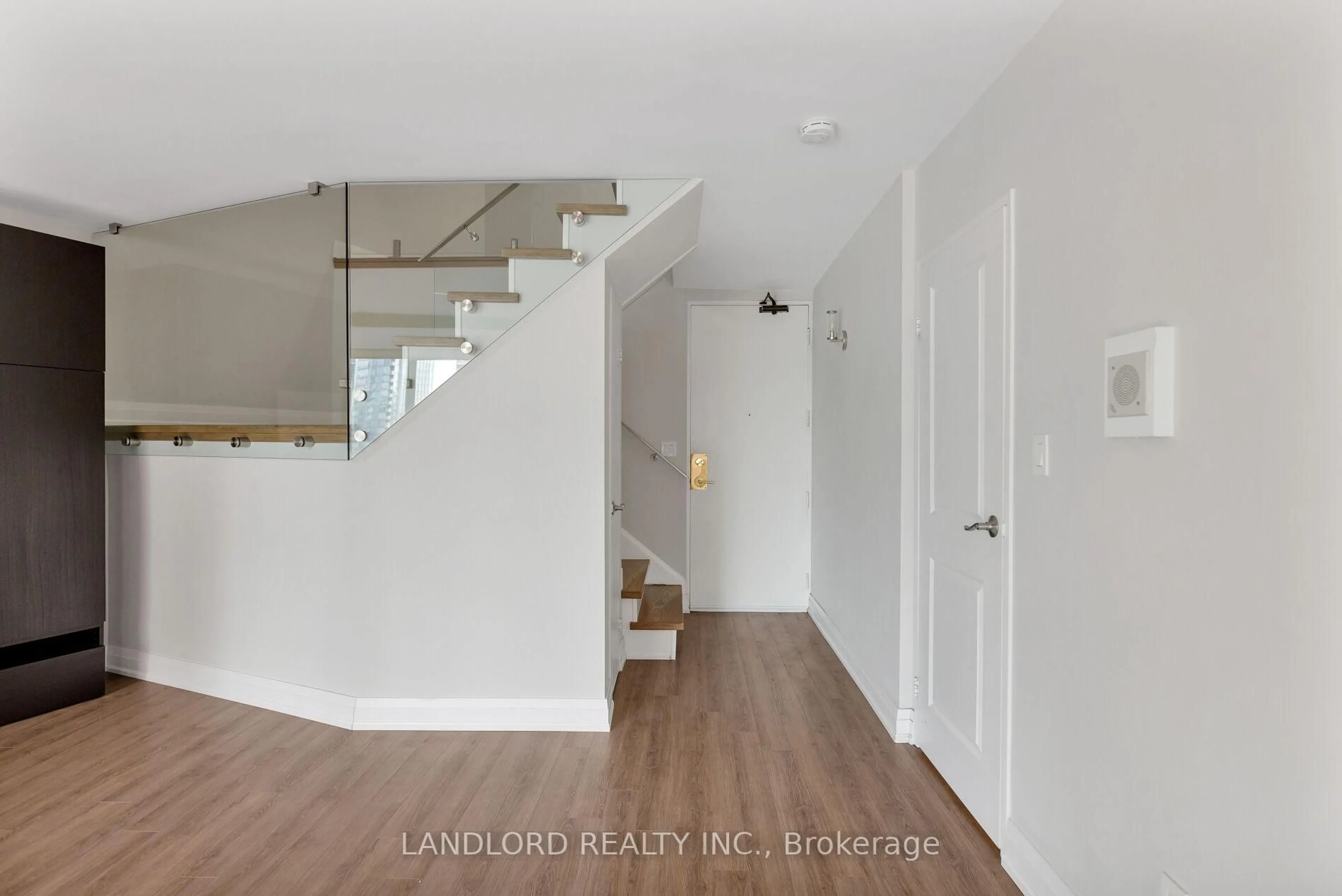 Indoor entryway for 33 Harbour Sq #2208, Toronto Ontario M5J 2G2