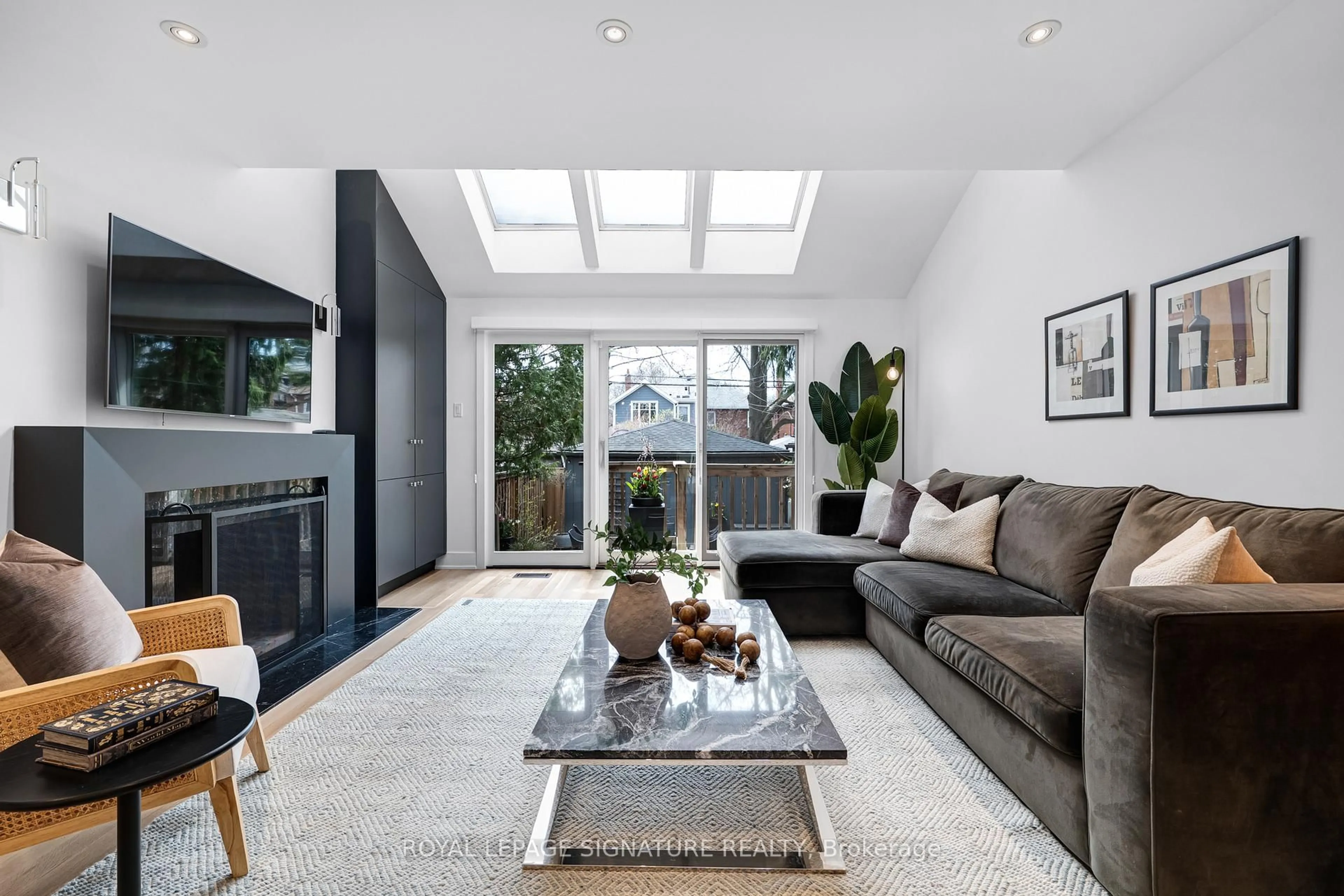 Living room with furniture, unknown for 189 Bedford Park Ave, Toronto Ontario M5M 1J4