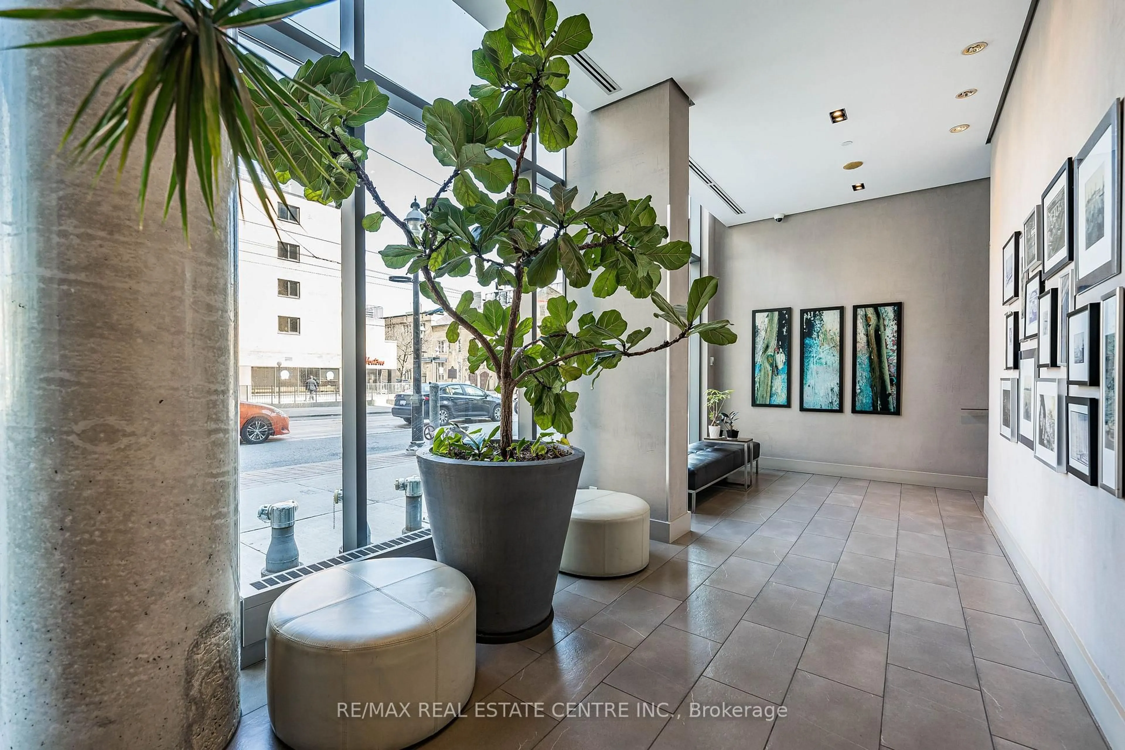 Indoor foyer for 33 Lombard St #216, Toronto Ontario M5C 3H8
