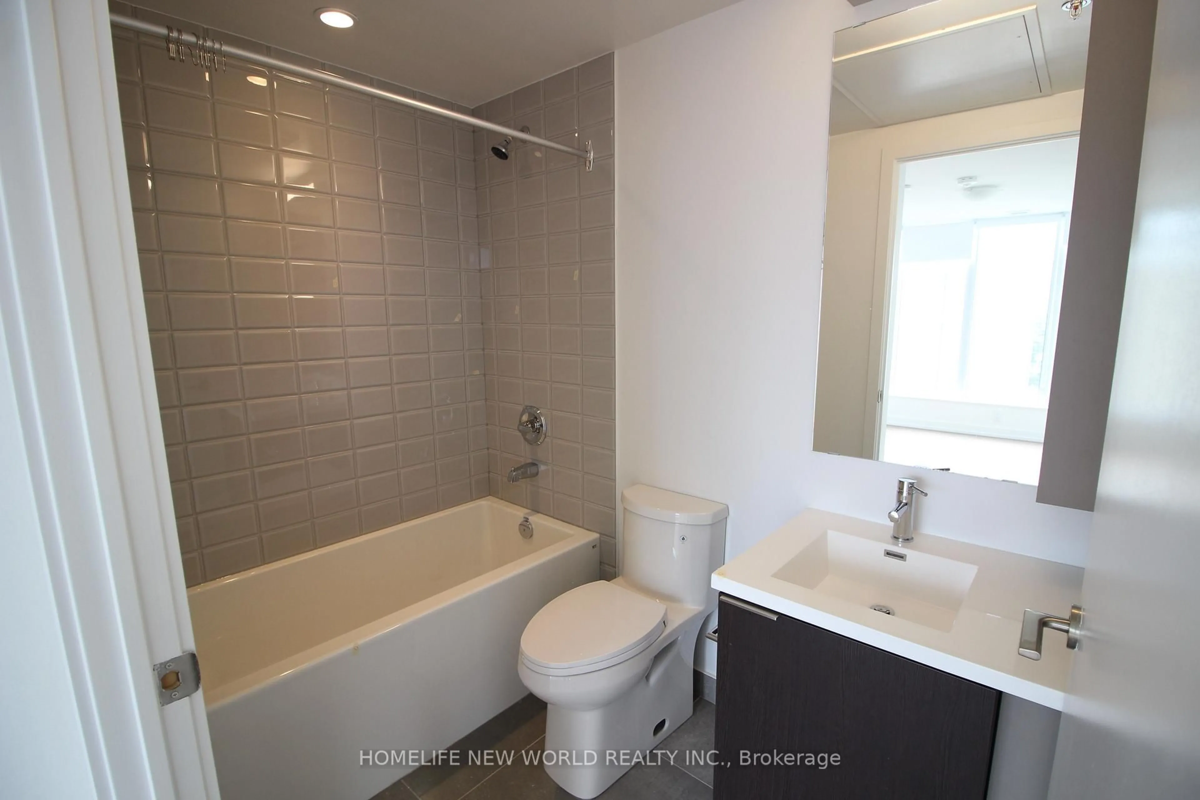 Standard bathroom, ceramic/tile floor for 203 College St #906, Toronto Ontario M5T 1P9