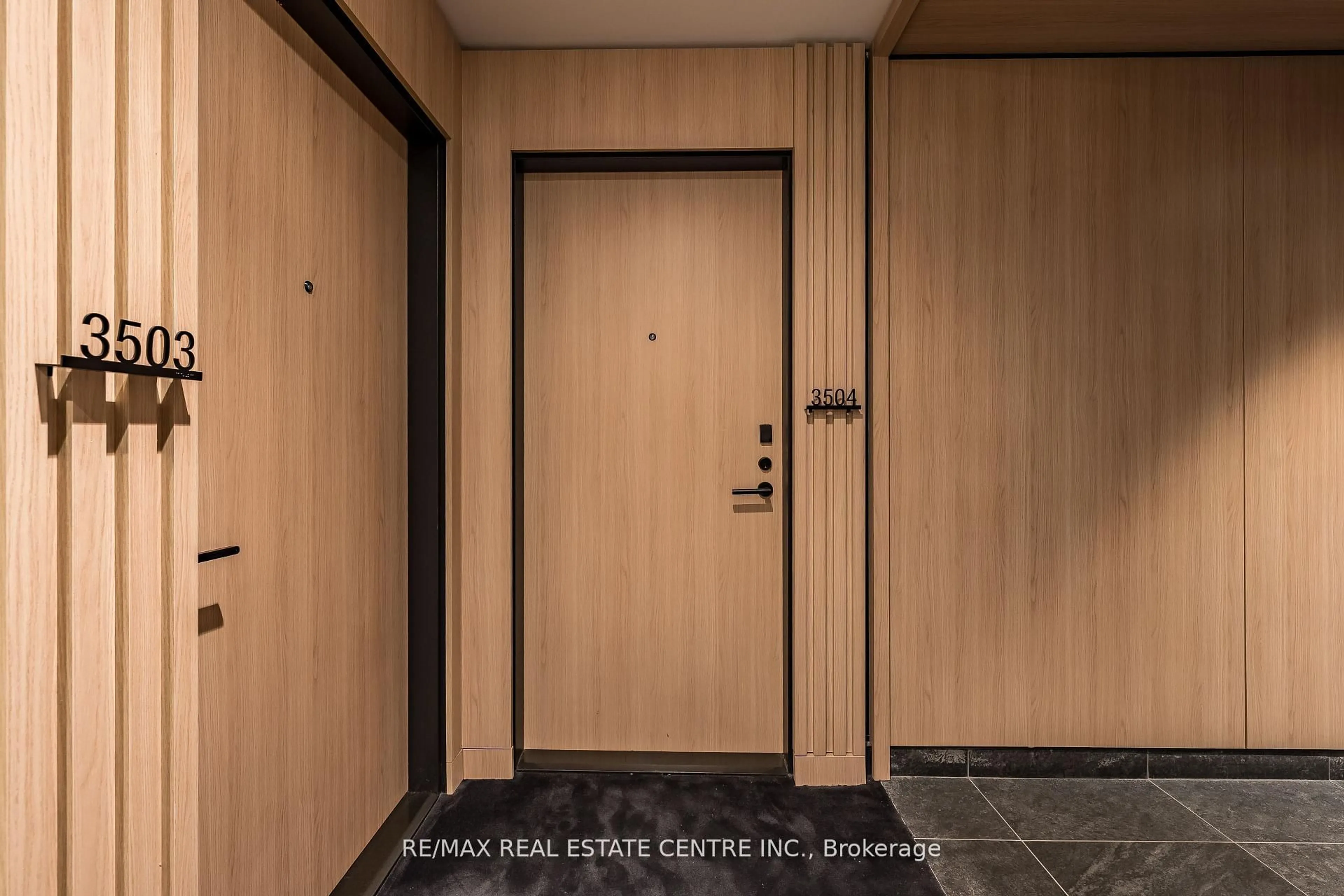 Indoor entryway for 15 Mercer St #3504, Toronto Ontario M5V 1H2