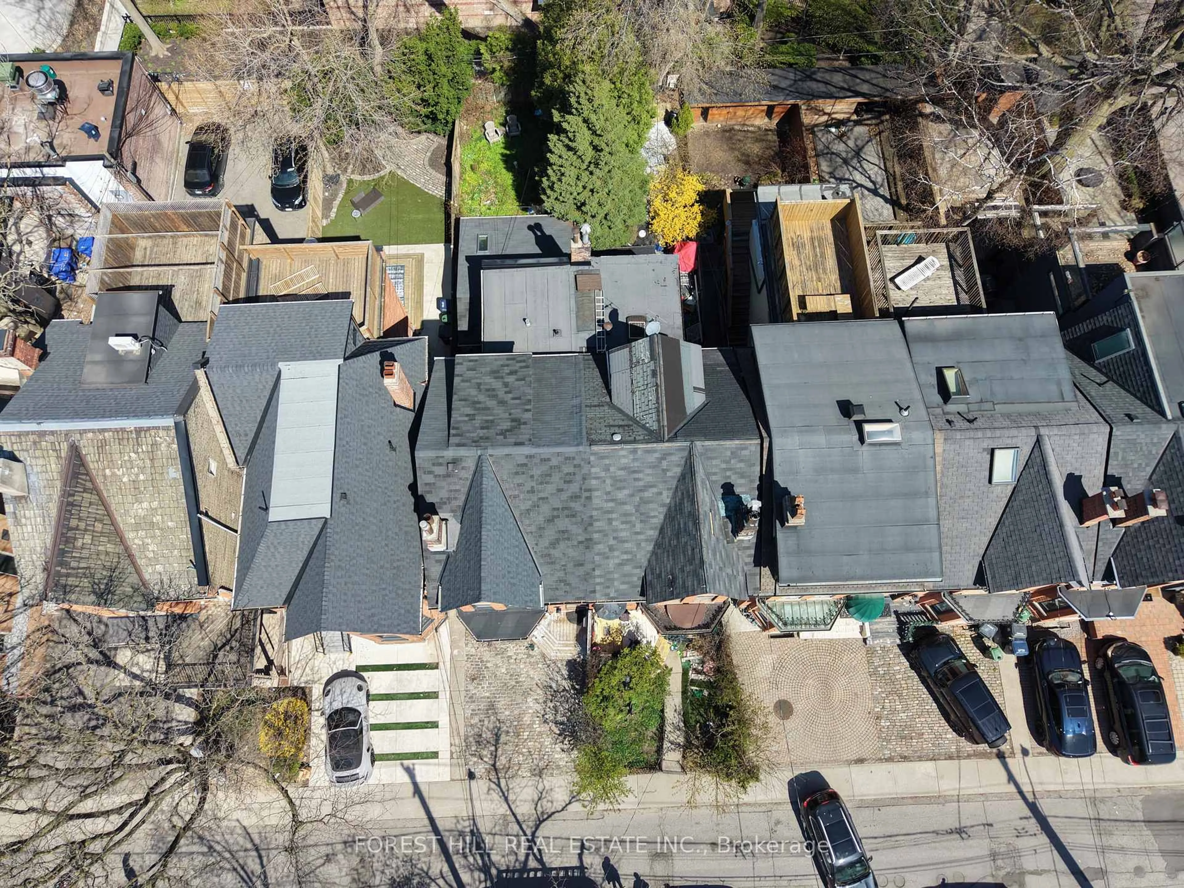 A pic from outside/outdoor area/front of a property/back of a property/a pic from drone, street for 20 Webster Ave, Toronto Ontario M5R 1N7