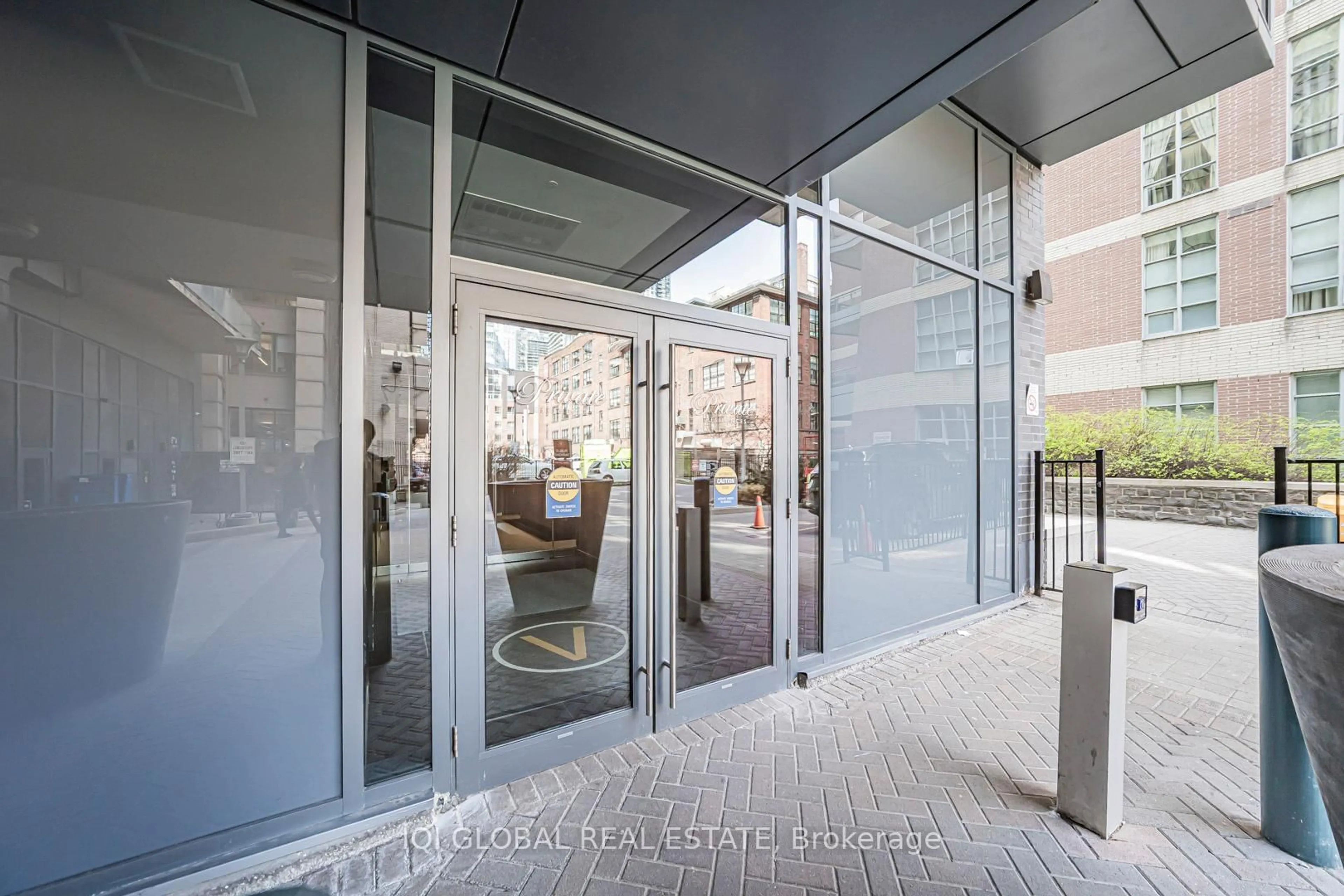 Indoor foyer for 478 King St #406, Toronto Ontario M5V 0A8