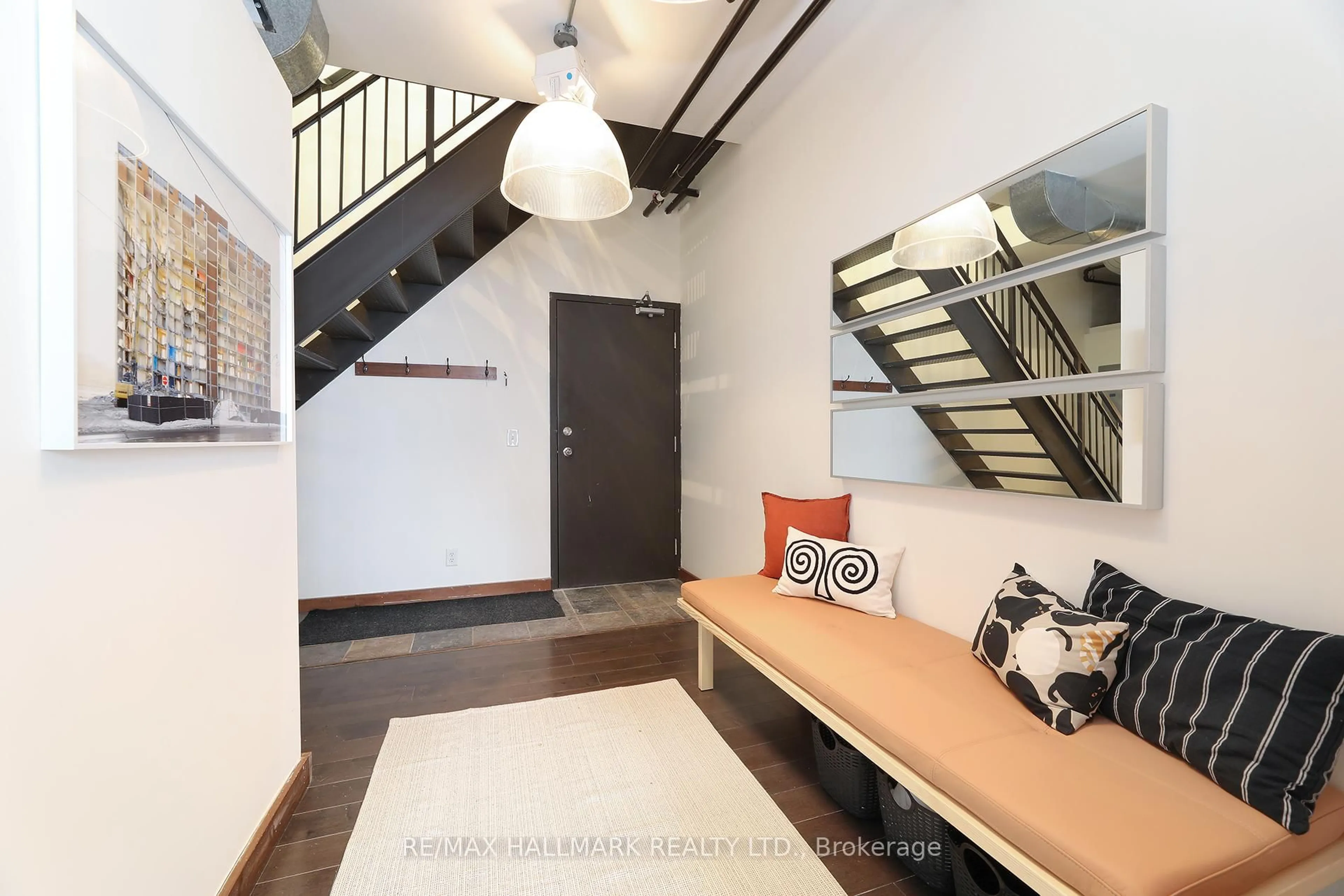 Indoor foyer for 189 Queen St #7, Toronto Ontario M5A 1S2