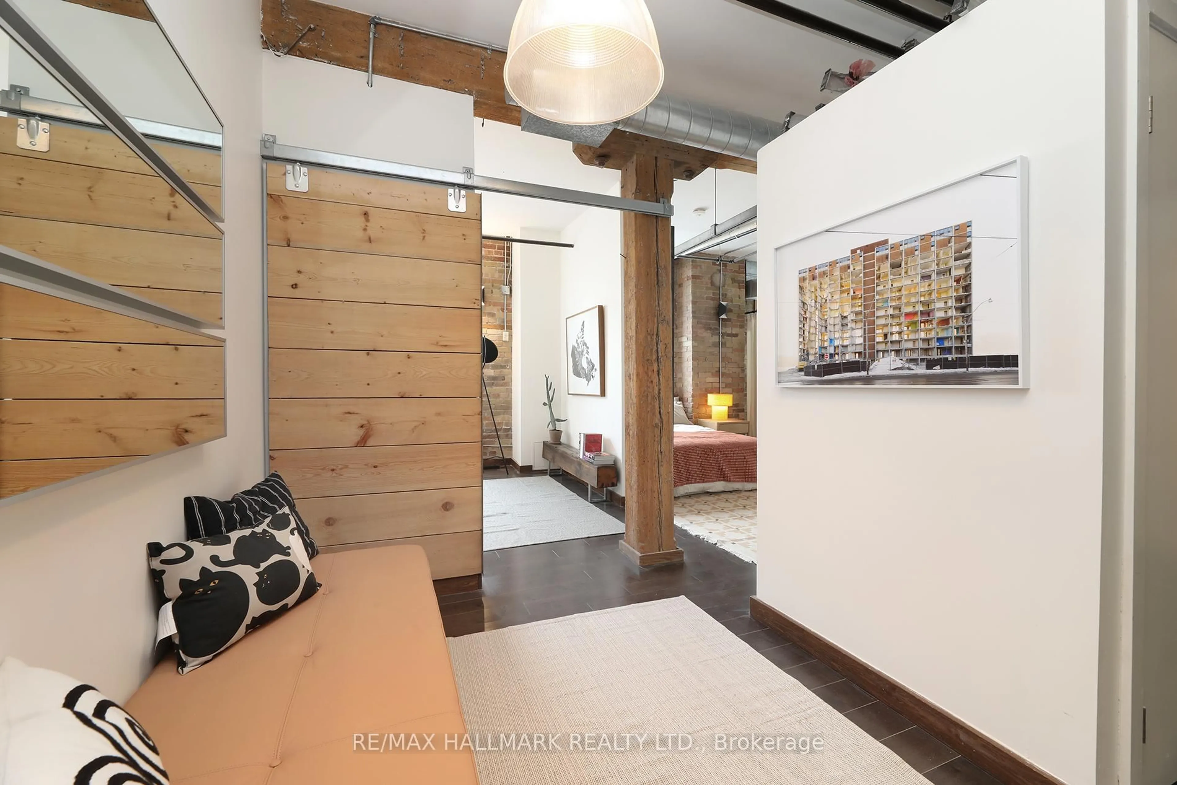 Indoor entryway for 189 Queen St #7, Toronto Ontario M5A 1S2