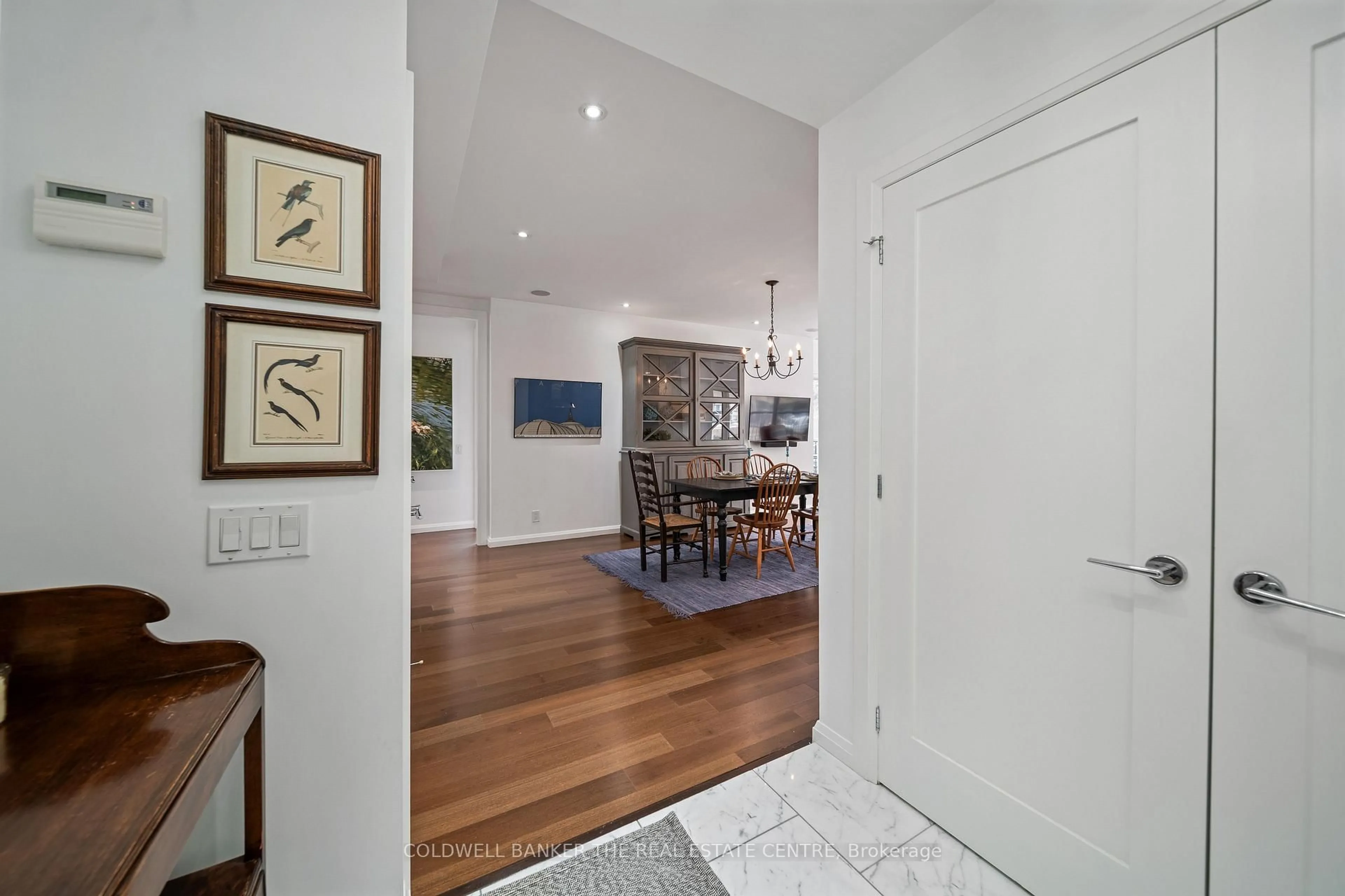 Indoor entryway for 447 Walmer Rd #206, Toronto Ontario M5P 2X9