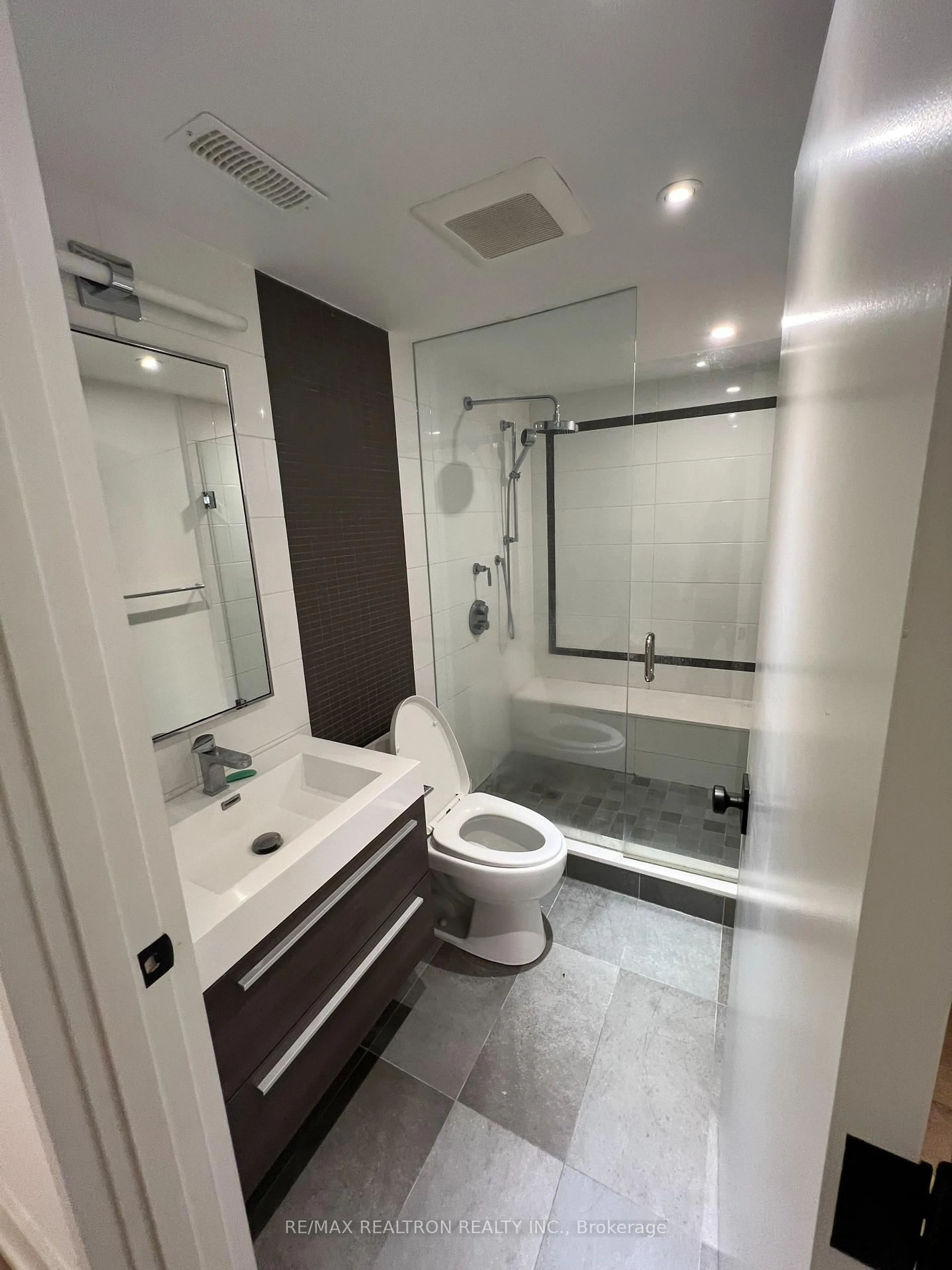 Standard bathroom, ceramic/tile floor for 69 Brunswick Ave, Toronto Ontario M5S 2L8