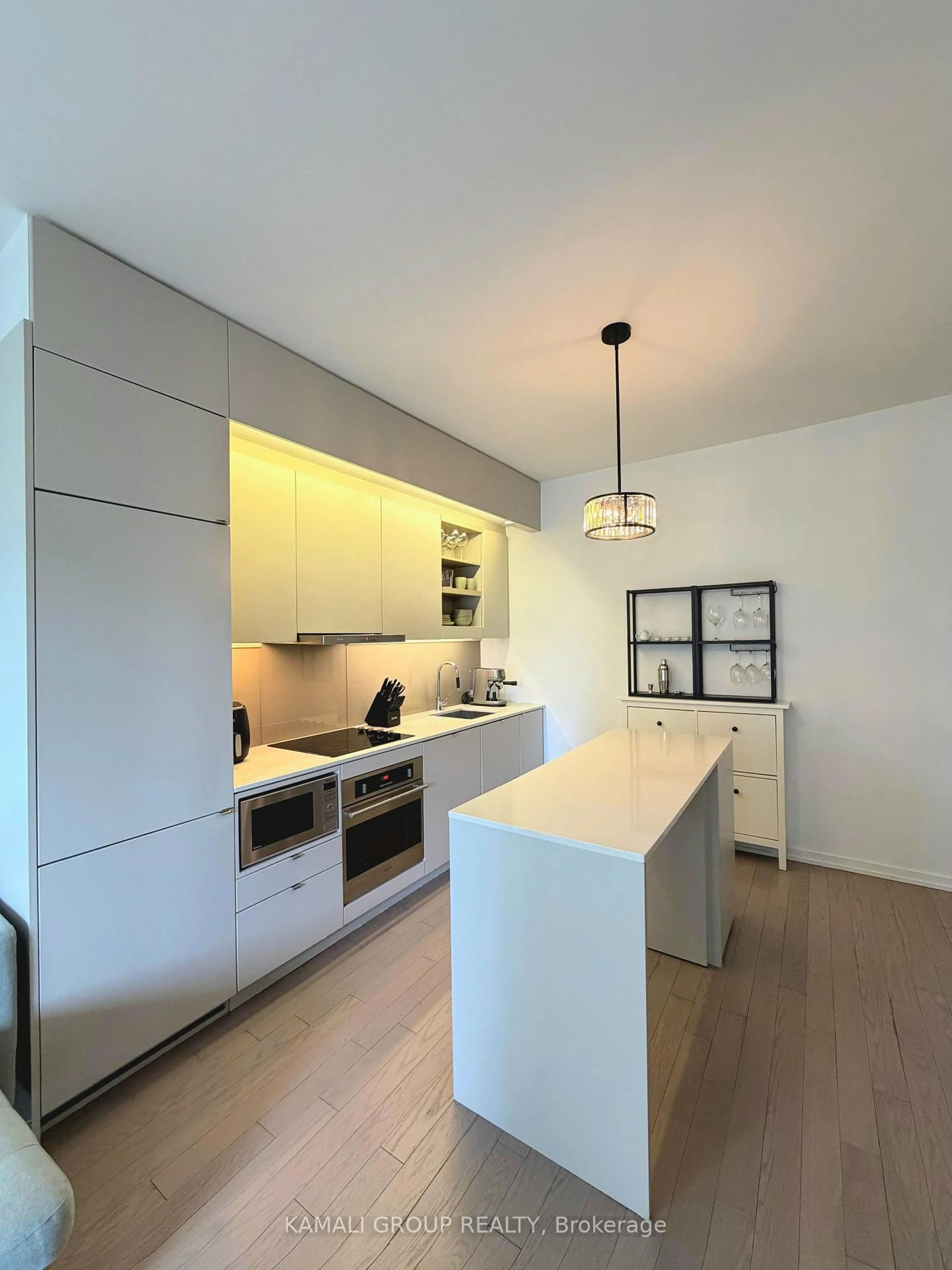 Contemporary kitchen, unknown for 101 Peter St #1712, Toronto Ontario M5V 0G6