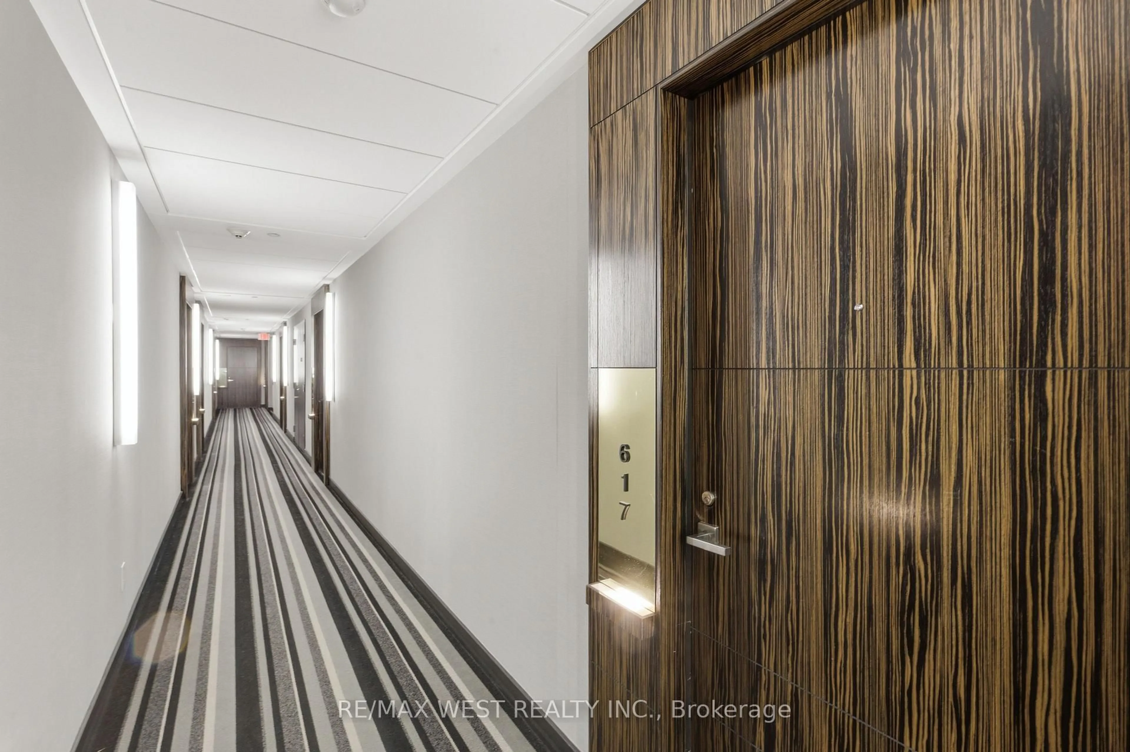 Indoor foyer for 3018 Yonge St #617, Toronto Ontario M4N 2K8