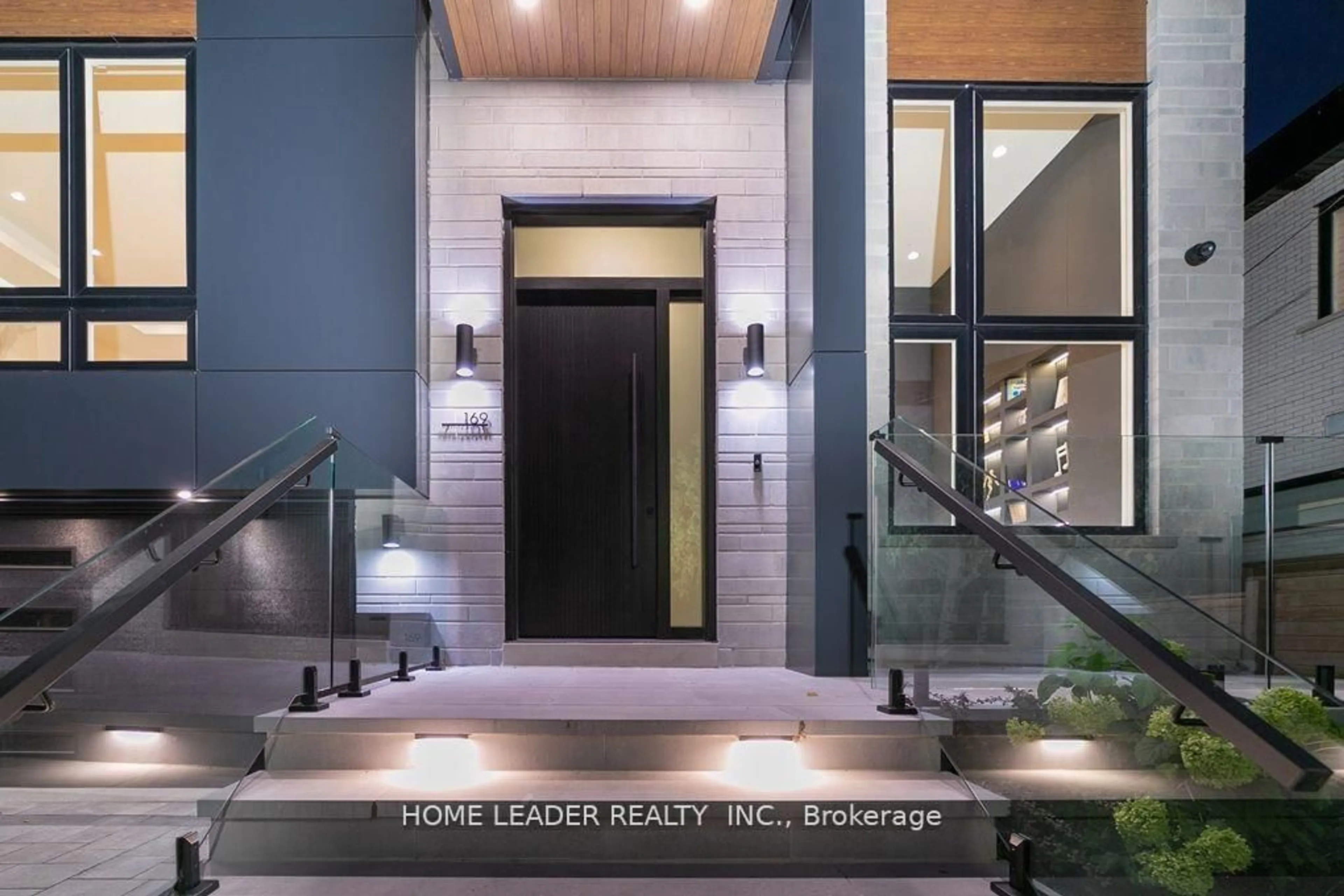 Indoor entryway for 169 Poyntz Ave, Toronto Ontario M2N 1J5