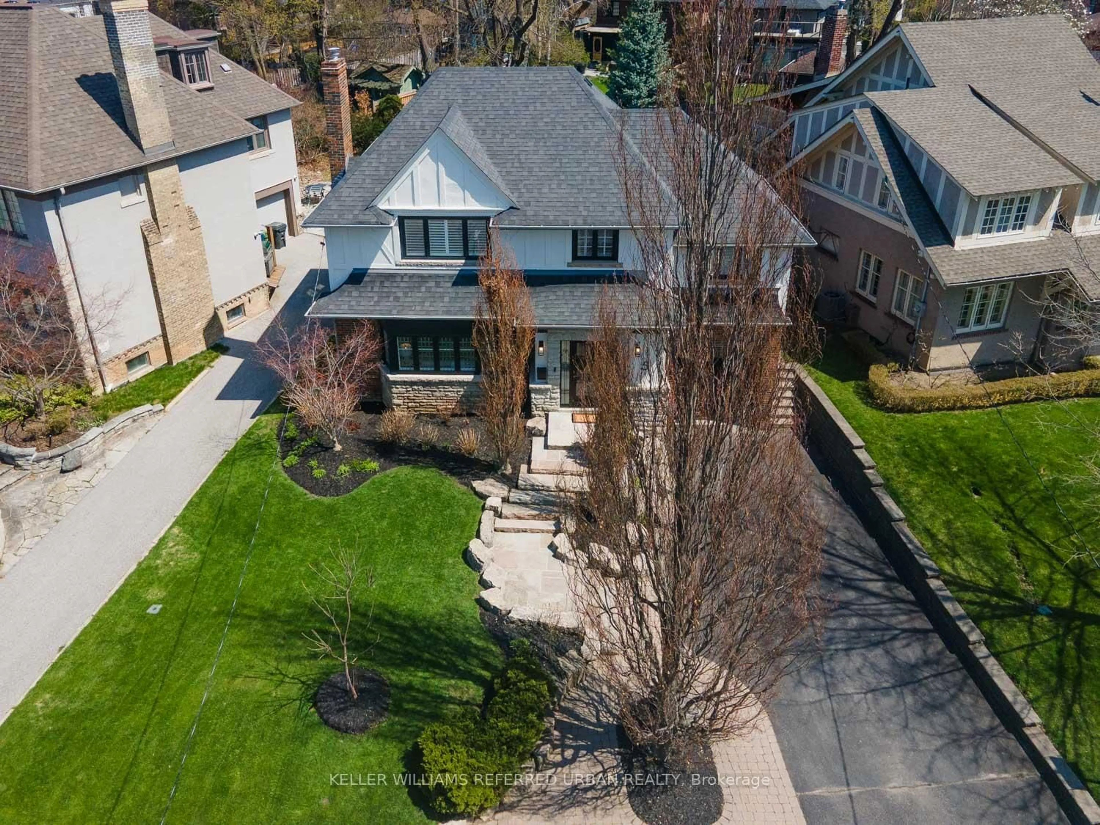 A pic from outside/outdoor area/front of a property/back of a property/a pic from drone, street for 5 Lawrence Cres, Toronto Ontario M4N 1M9