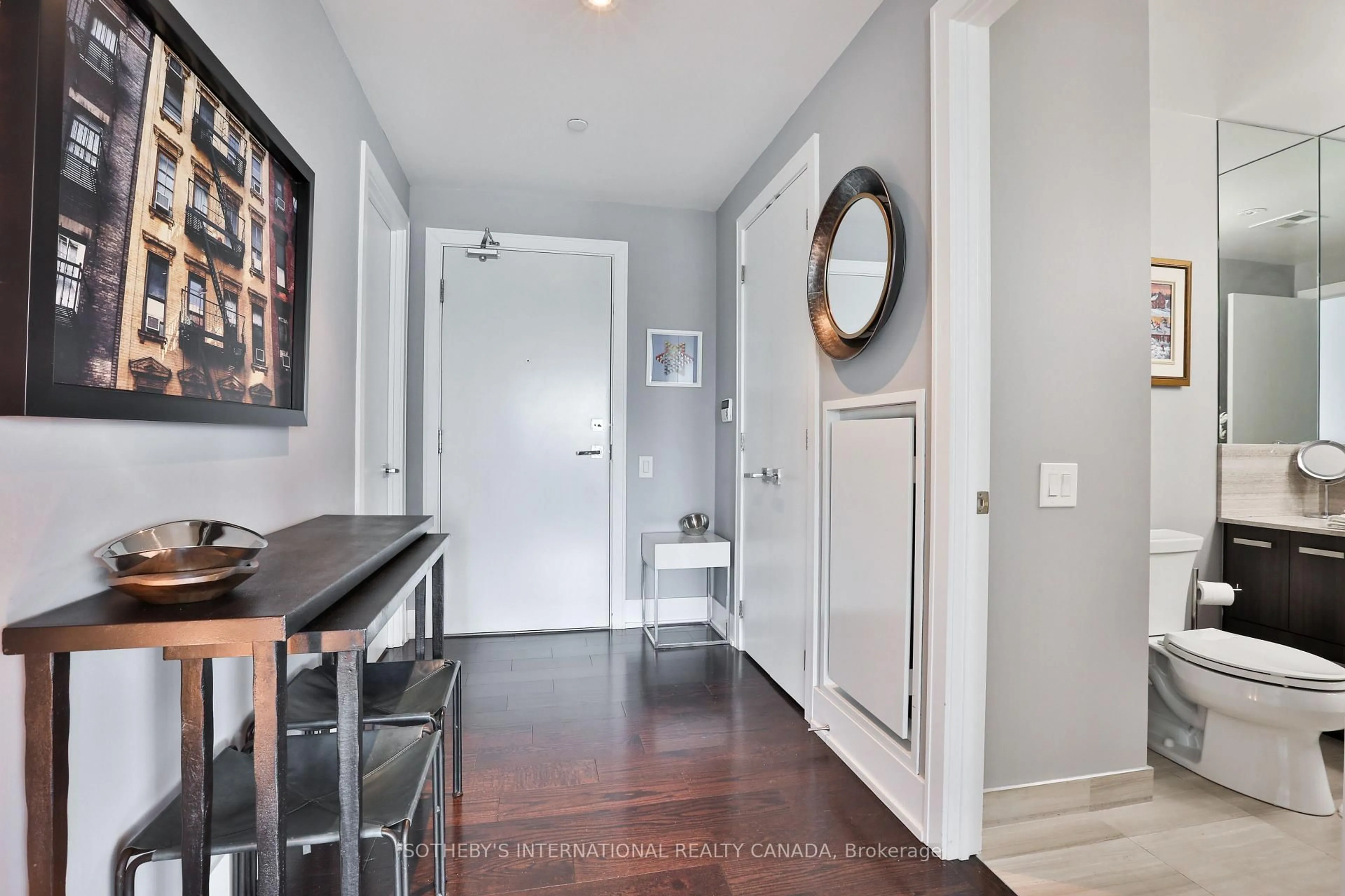 Indoor entryway for 170 Avenue Rd #811, Toronto Ontario M5R 0A4