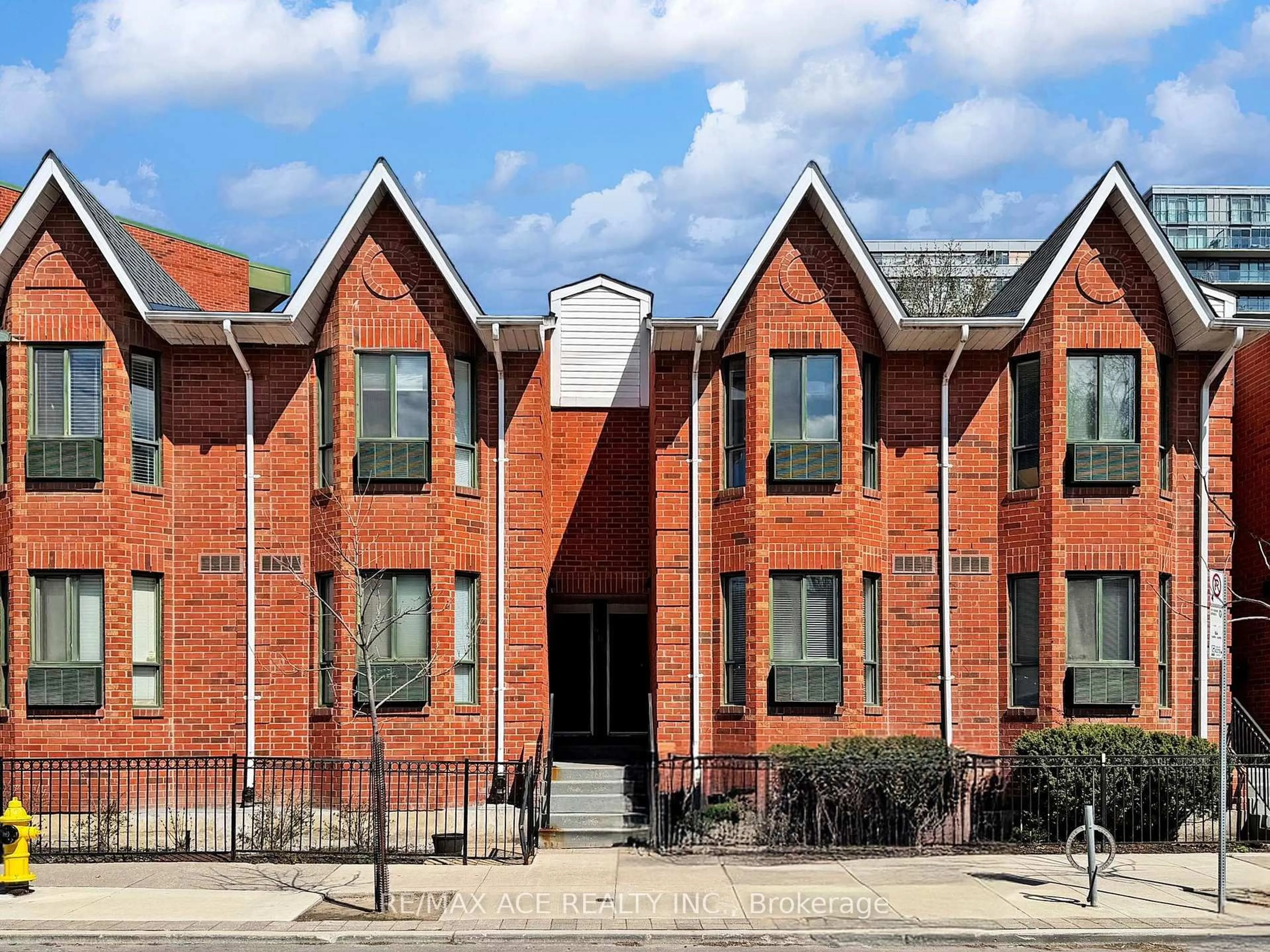 Home with brick exterior material, building for 660B Wellington St #14, Toronto Ontario M5V 1G4