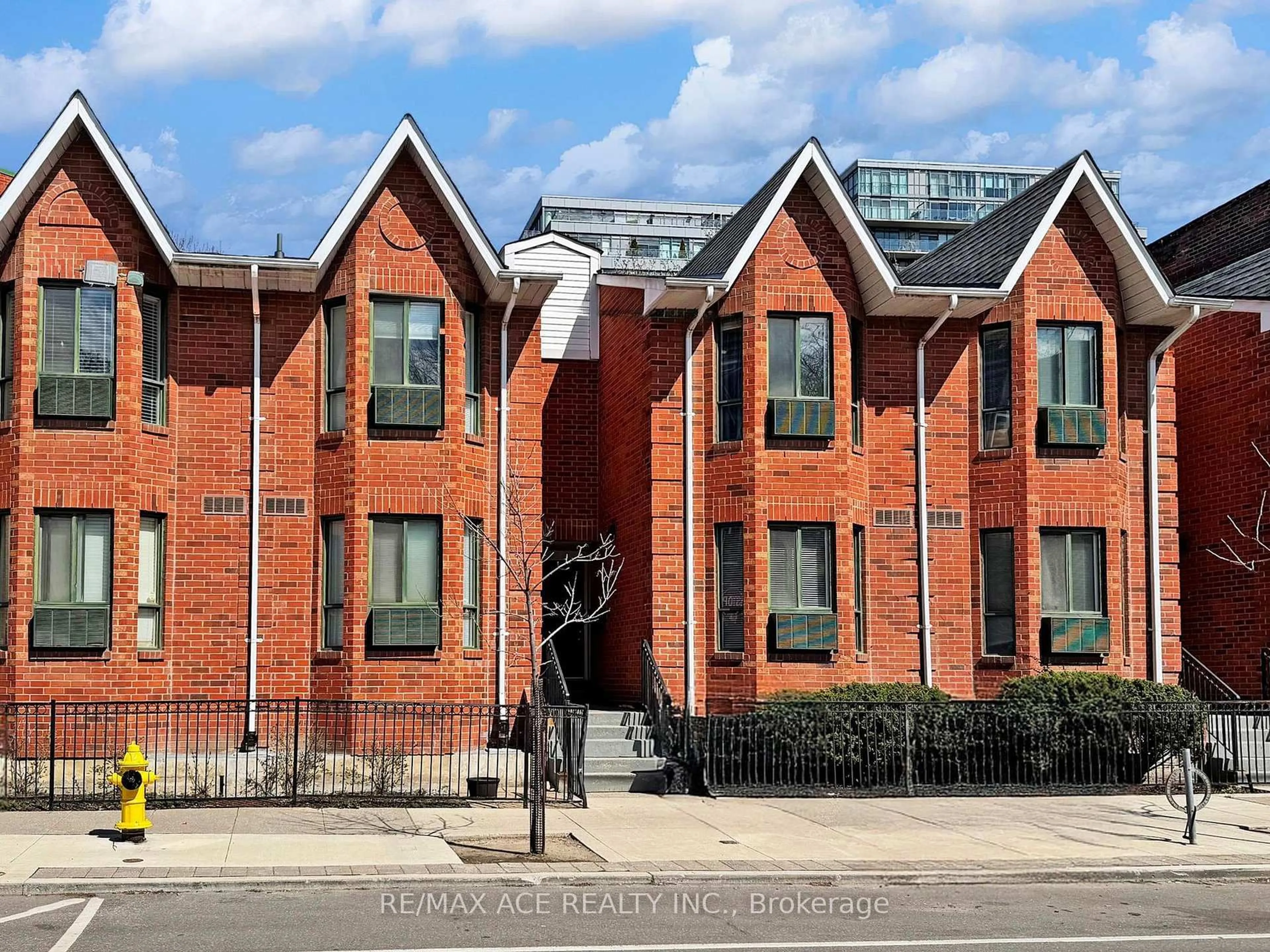 Home with brick exterior material, building for 660B Wellington St #14, Toronto Ontario M5V 1G4
