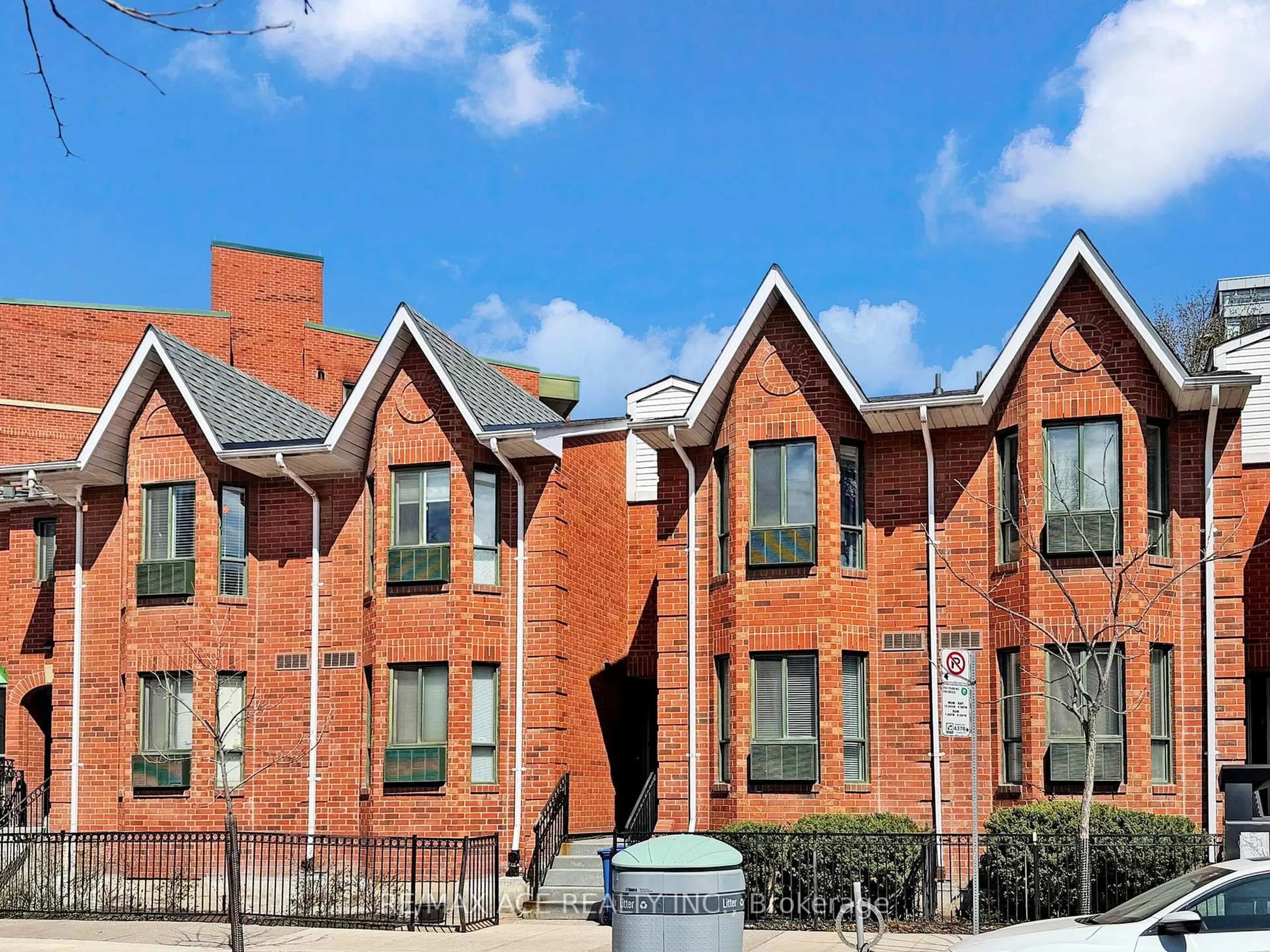 Home with brick exterior material, building for 660B Wellington St #14, Toronto Ontario M5V 1G4