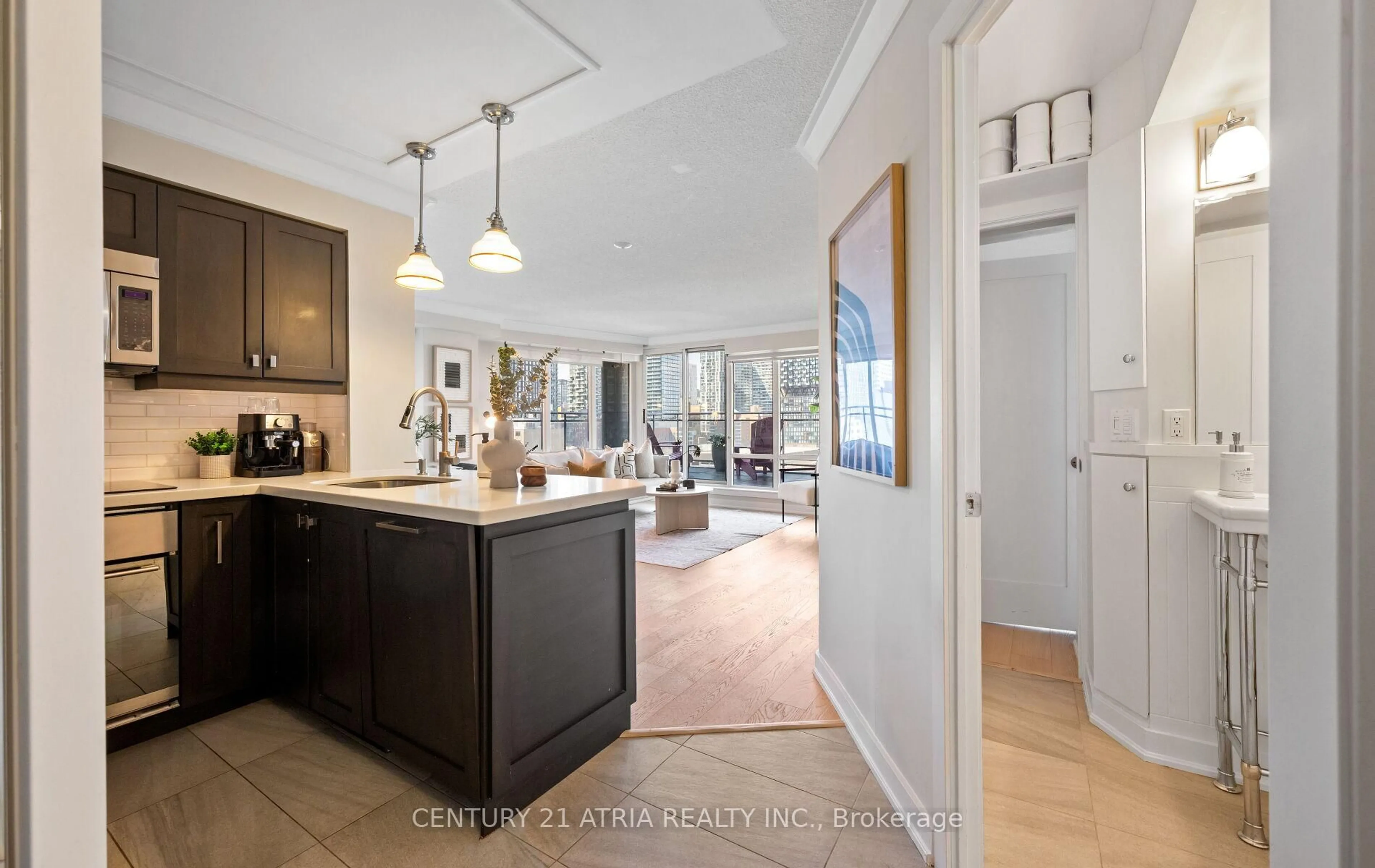 Open concept kitchen, ceramic/tile floor for 255 Richmond St #1005, Toronto Ontario M5A 4T7