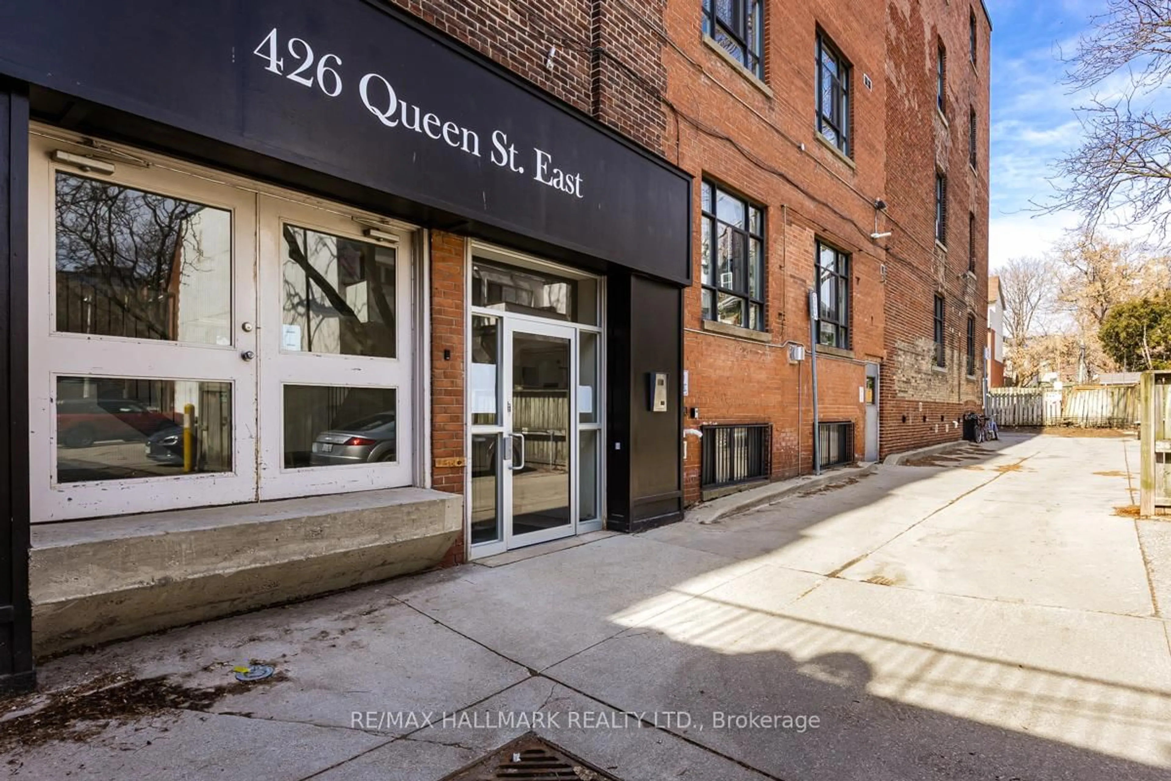 Indoor foyer for 426 Queen St #405, Toronto Ontario M5A 1T4