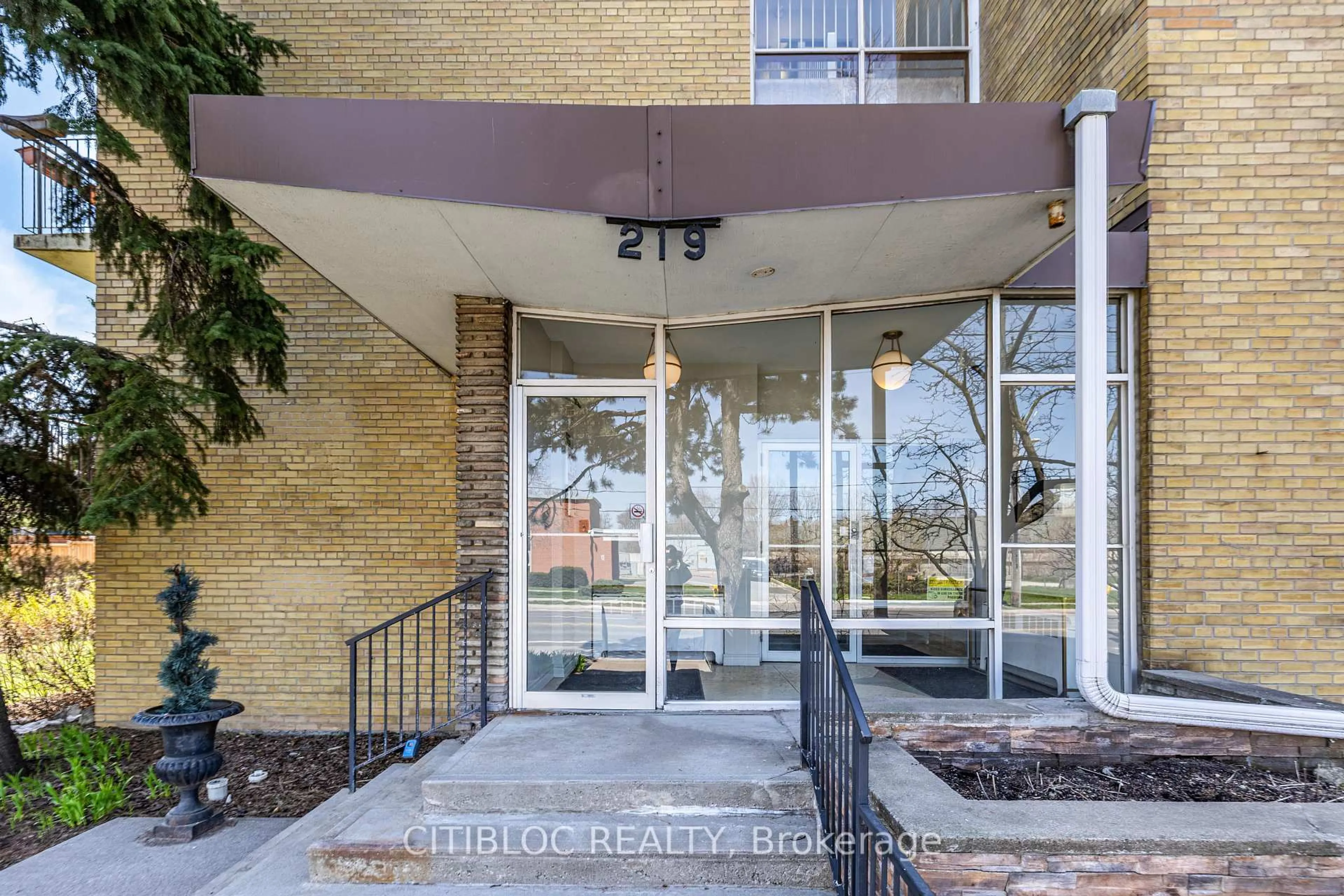 Indoor entryway for 219 Wilson Ave #201, Toronto Ontario M5M 3B2