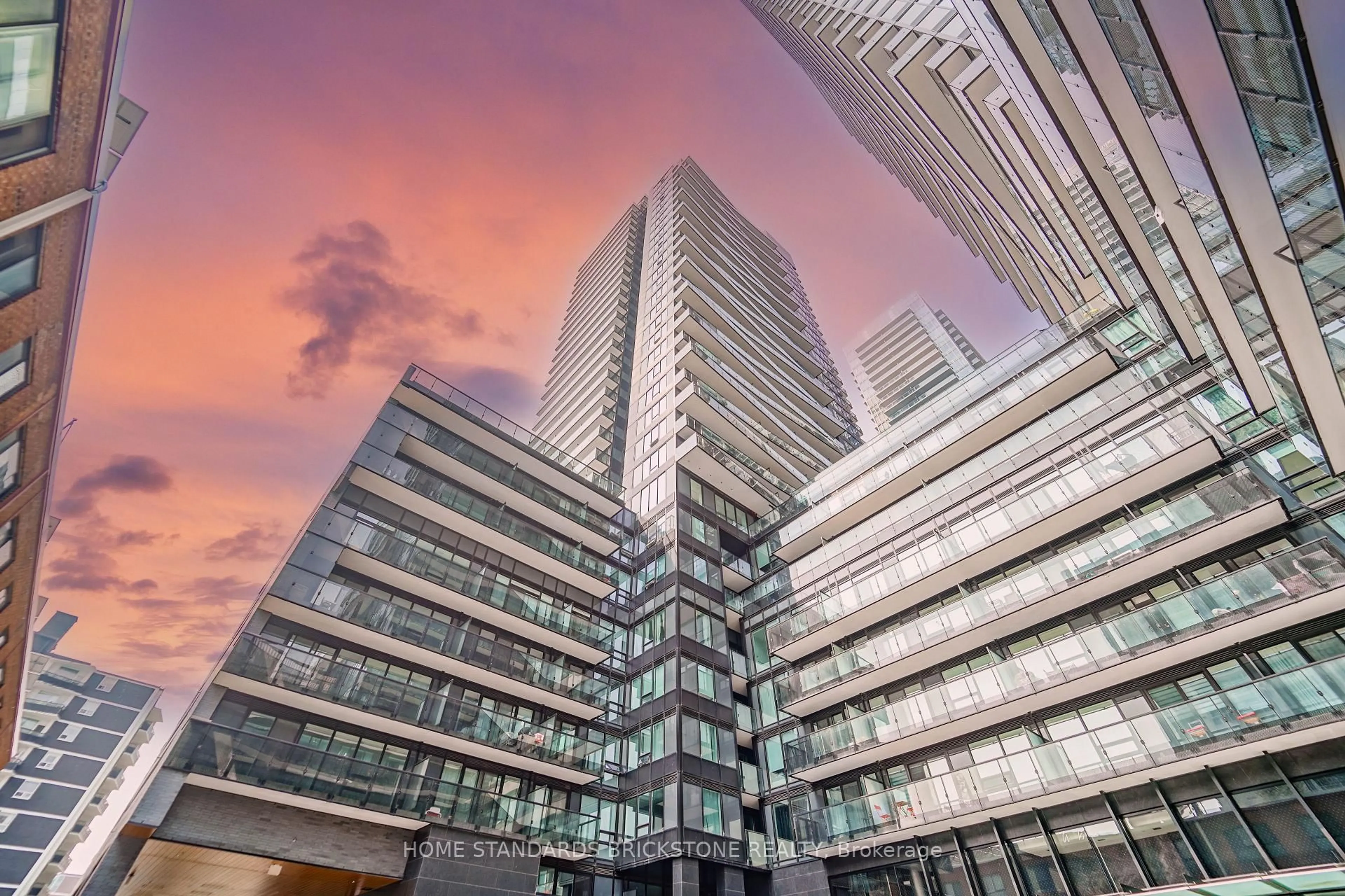 Indoor foyer for 117 Broadway Ave #1705, Toronto Ontario M4P 1V3