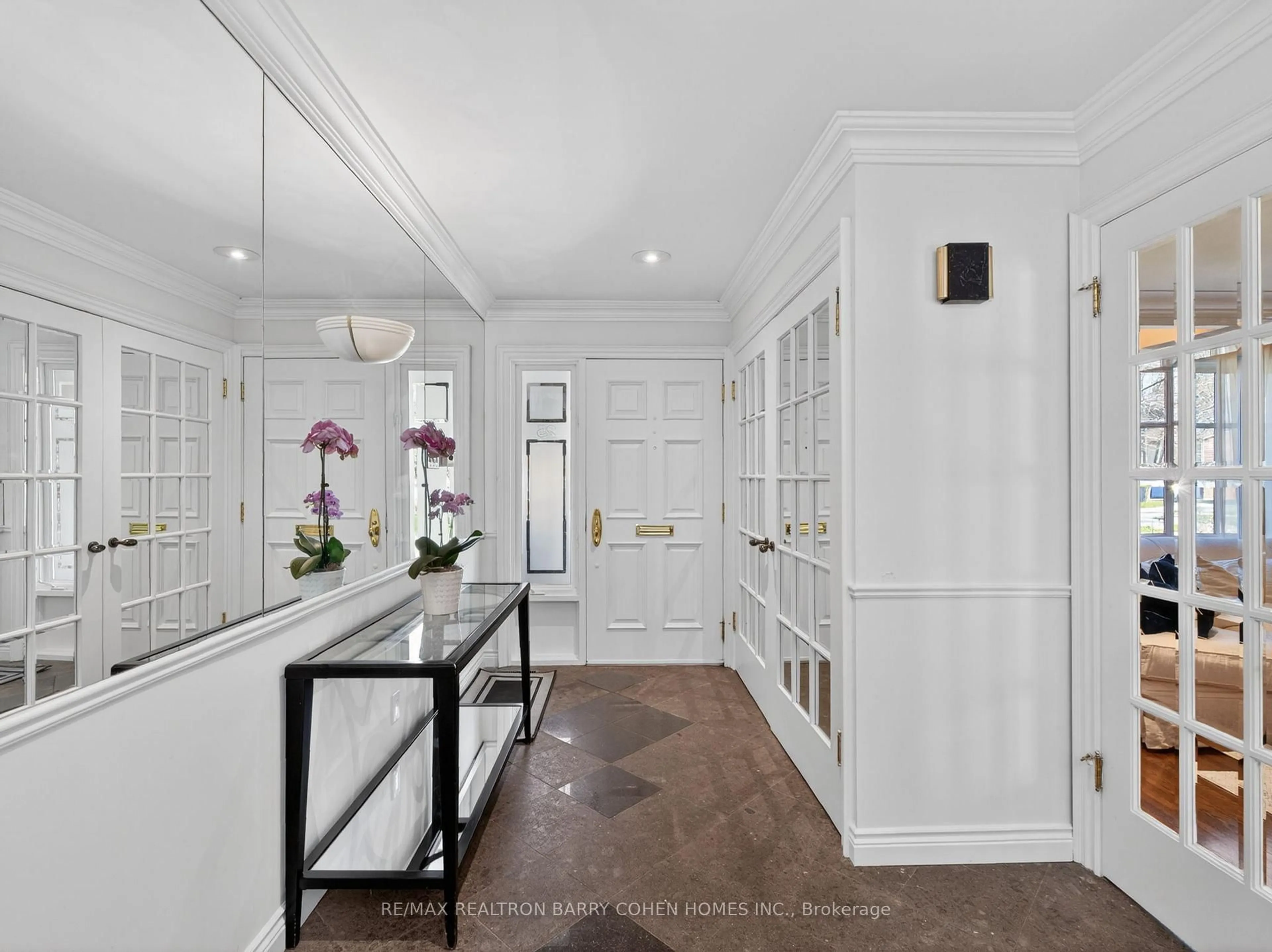 Indoor entryway for 25 Harlington Rd, Toronto Ontario M3B 3G3