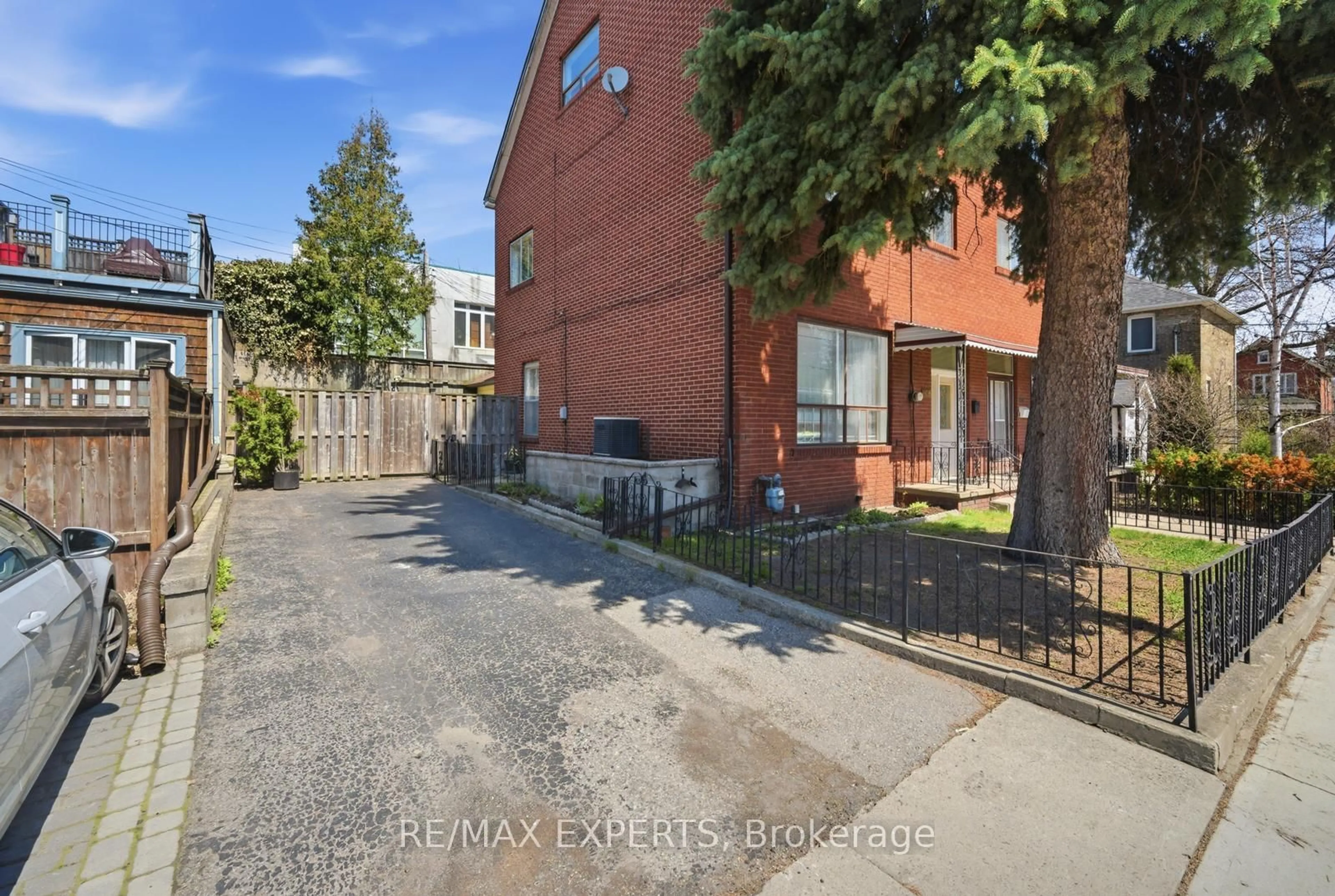 Unknown for 136 Harrison St, Toronto Ontario M6J 2A4