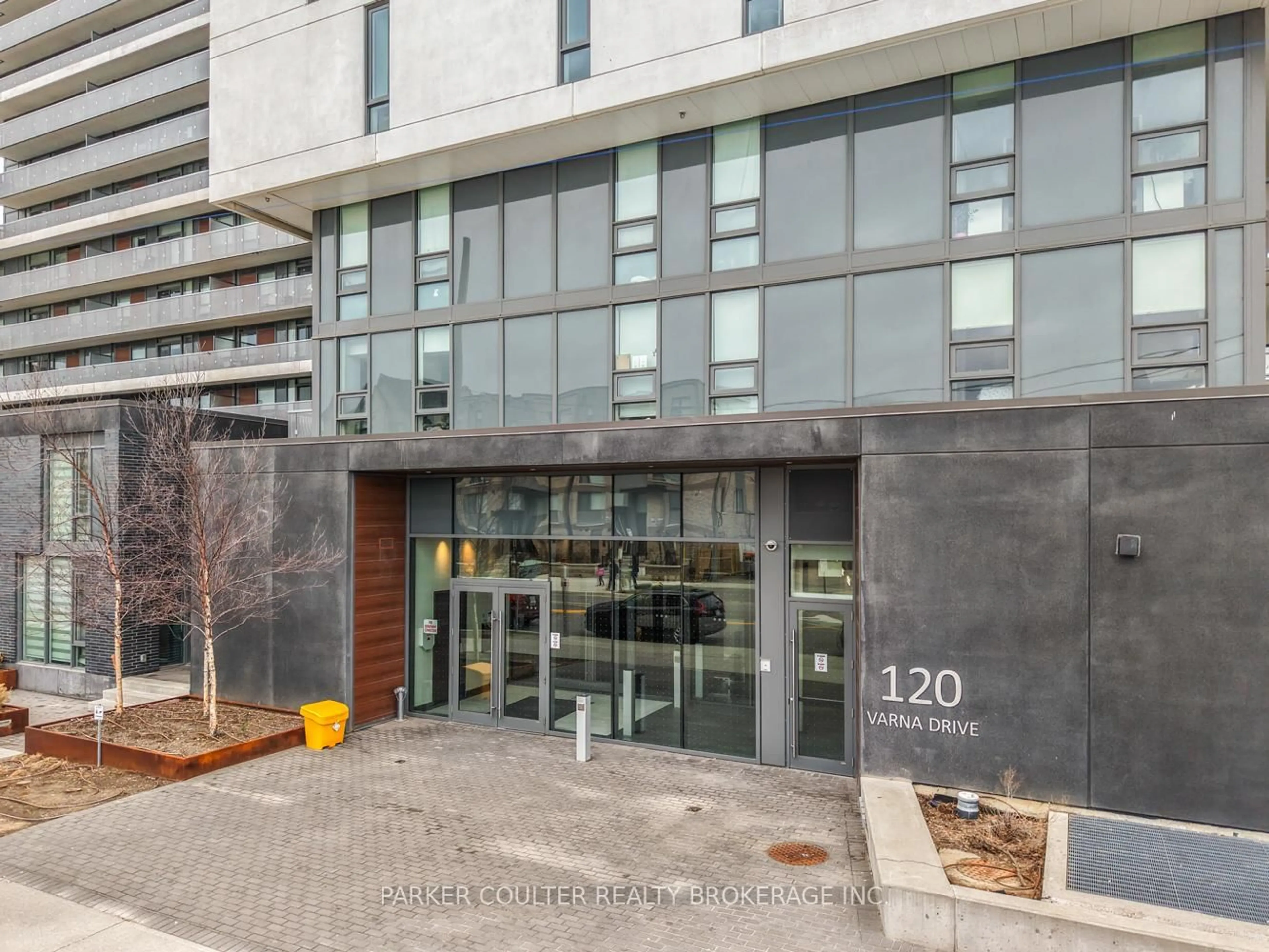 Indoor foyer for 120 Varna Dr #606, Toronto Ontario M6A 0B3