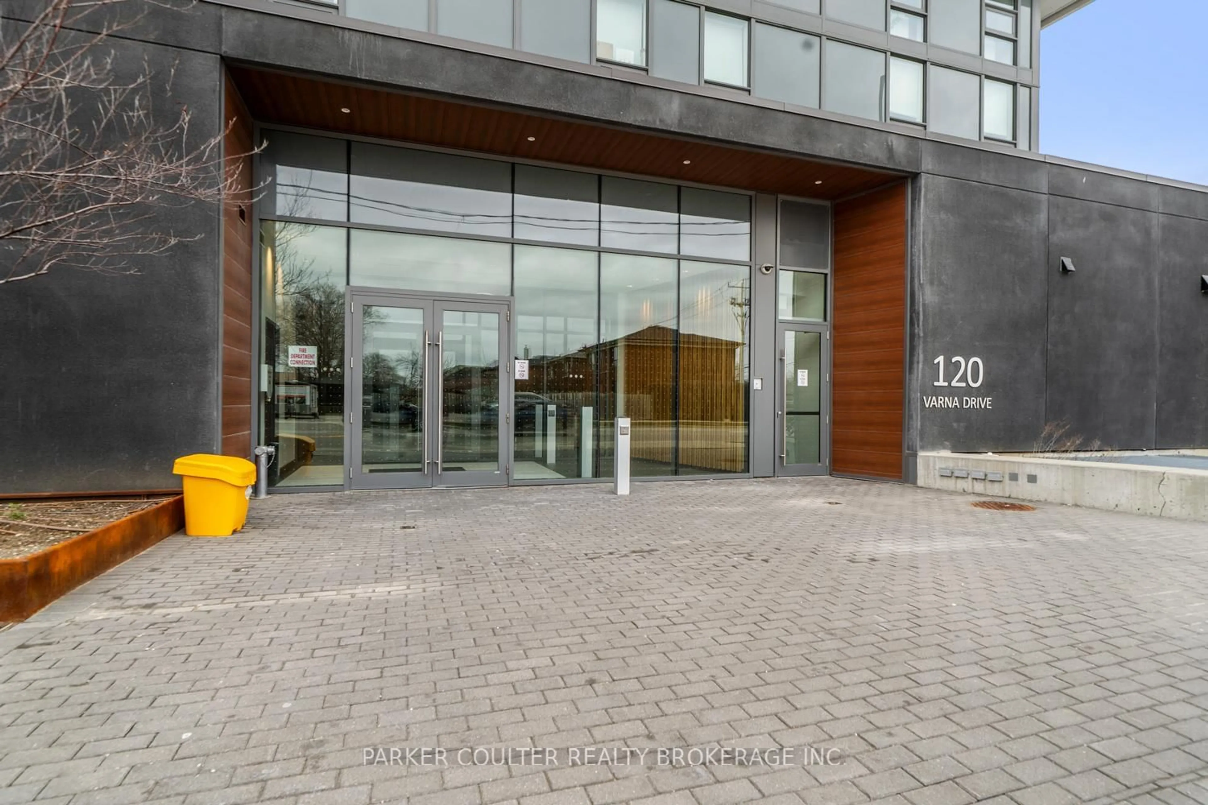 Indoor foyer for 120 Varna Dr #606, Toronto Ontario M6A 0B3