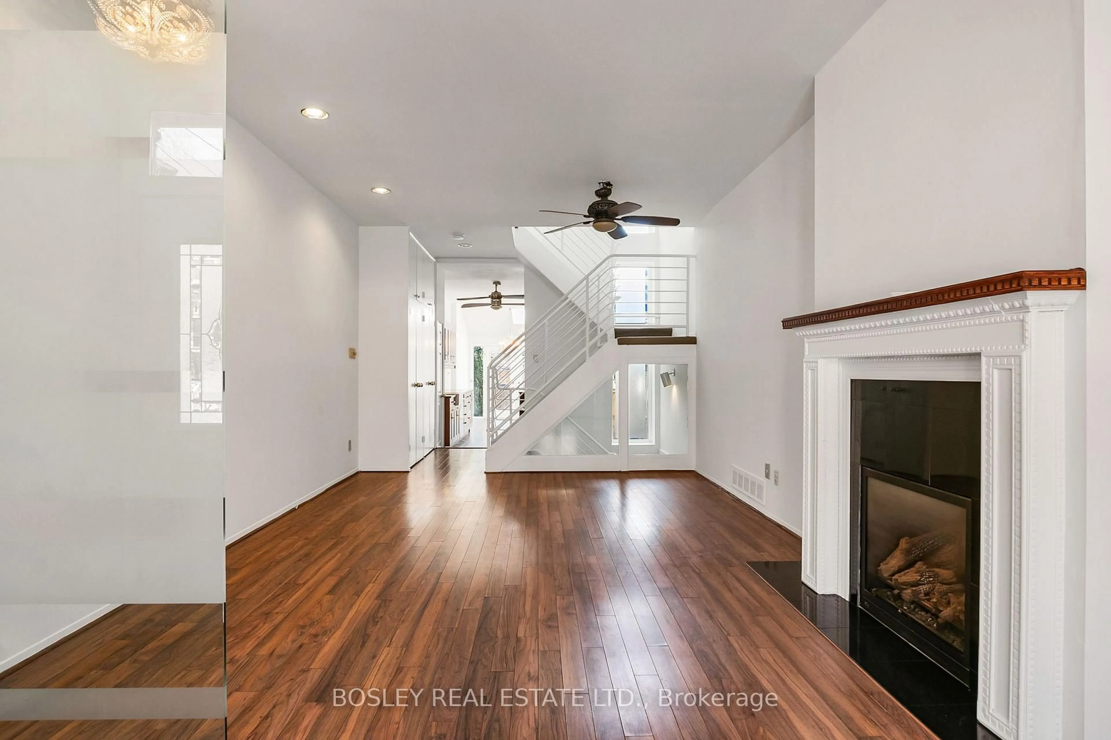 Indoor entryway for 25 Salisbury Ave, Toronto Ontario M4X 1C3