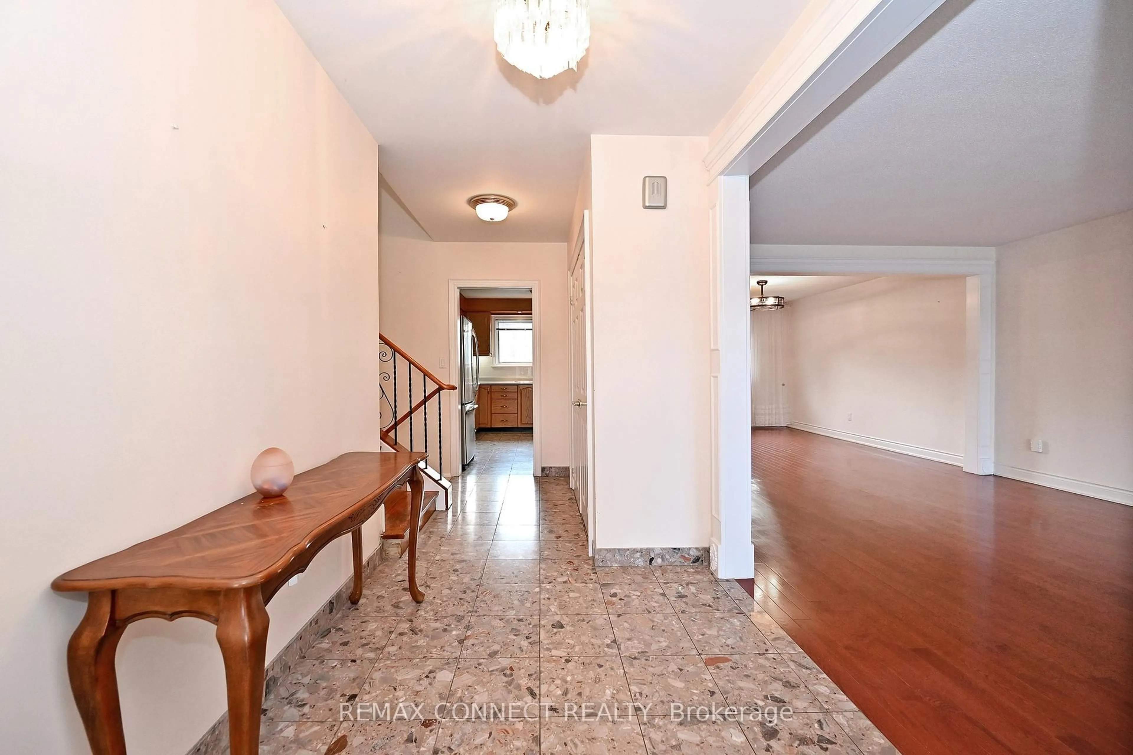 Indoor foyer for 60 Brian Dr, Toronto Ontario M2J 3Y3