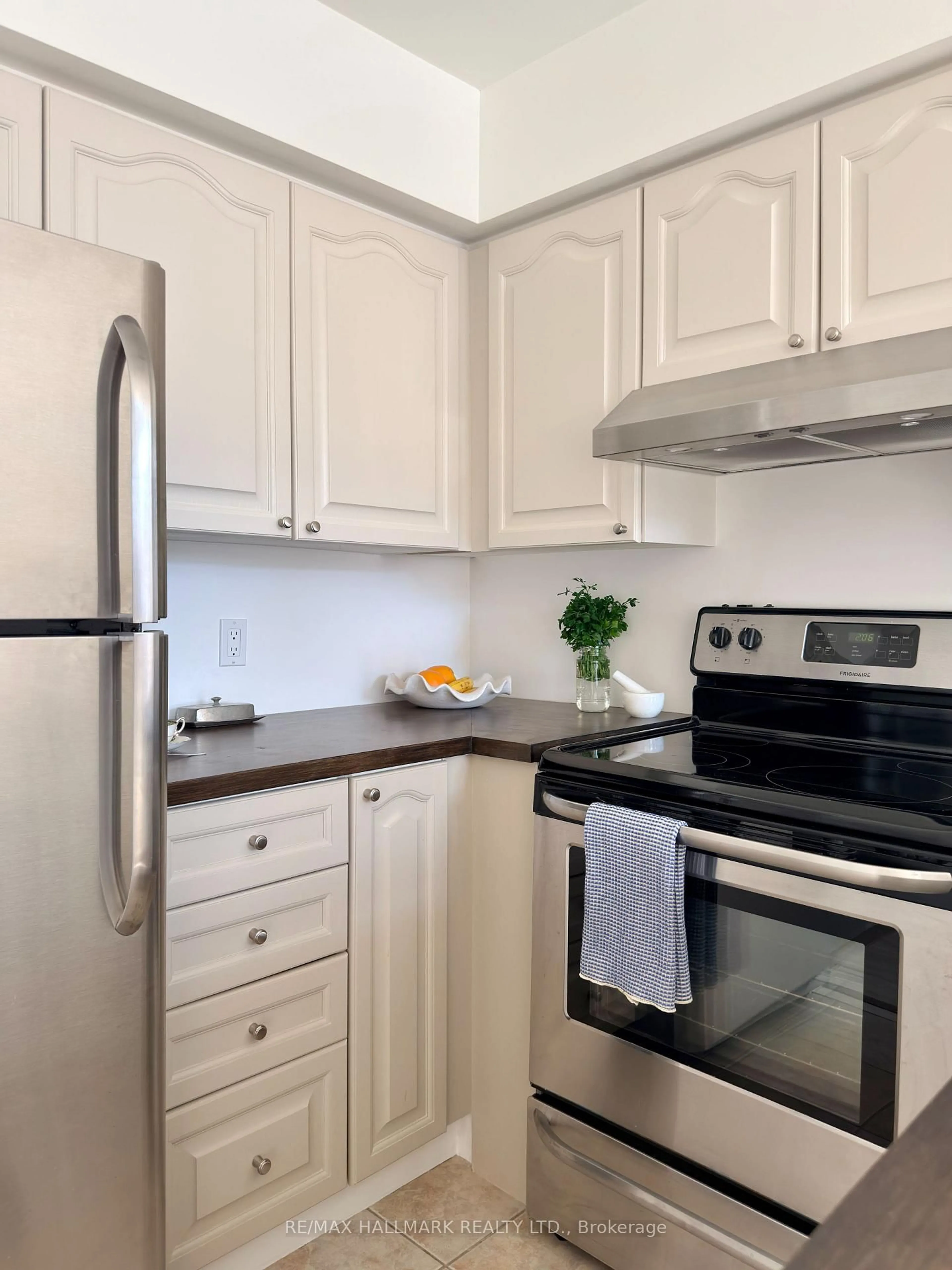 Standard kitchen, unknown for 27 Sudbury St #2705, Toronto Ontario M6J 3W6