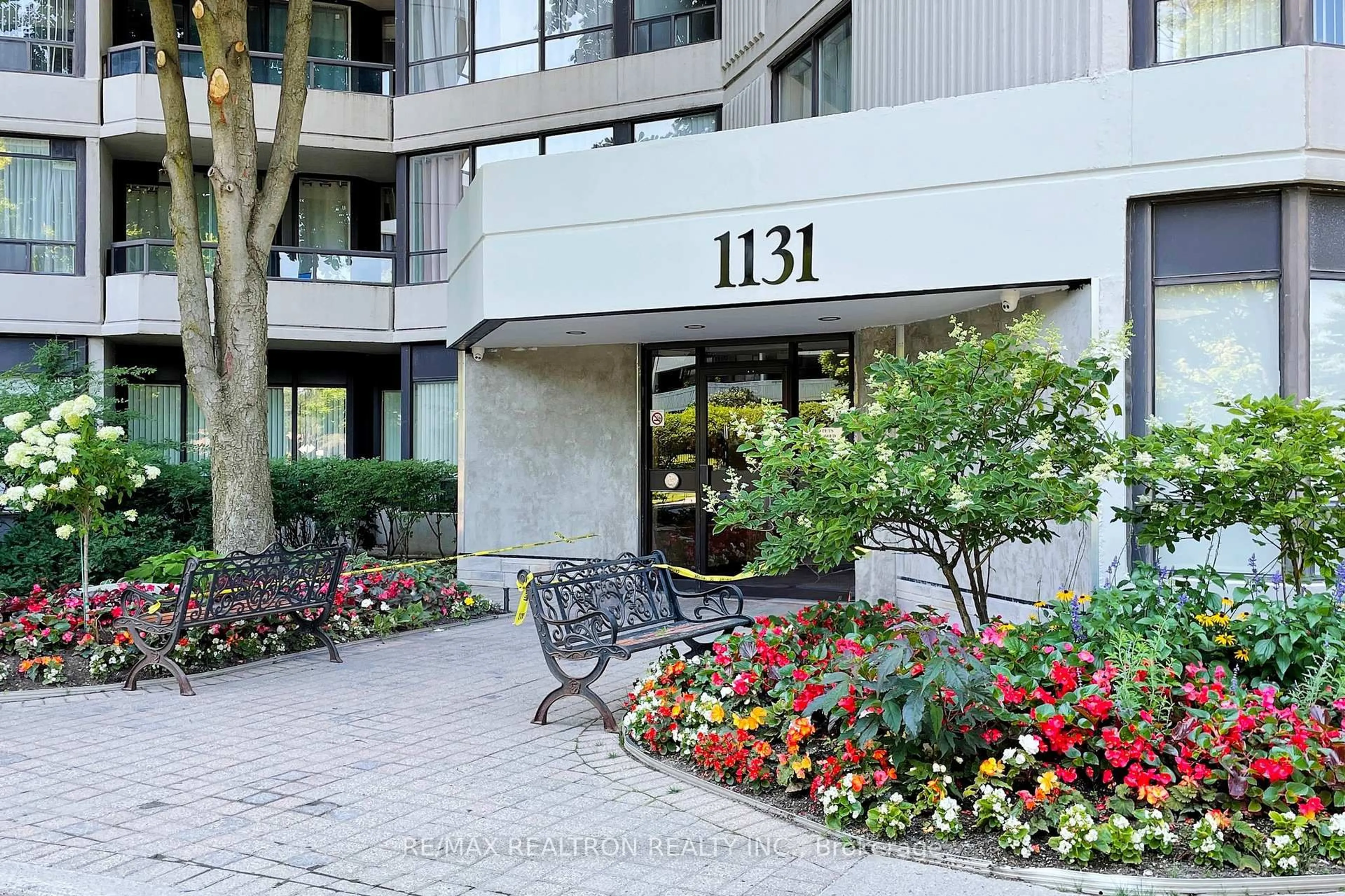 Indoor foyer for 1131 Steeles Ave #407, Toronto Ontario M2R 3W8