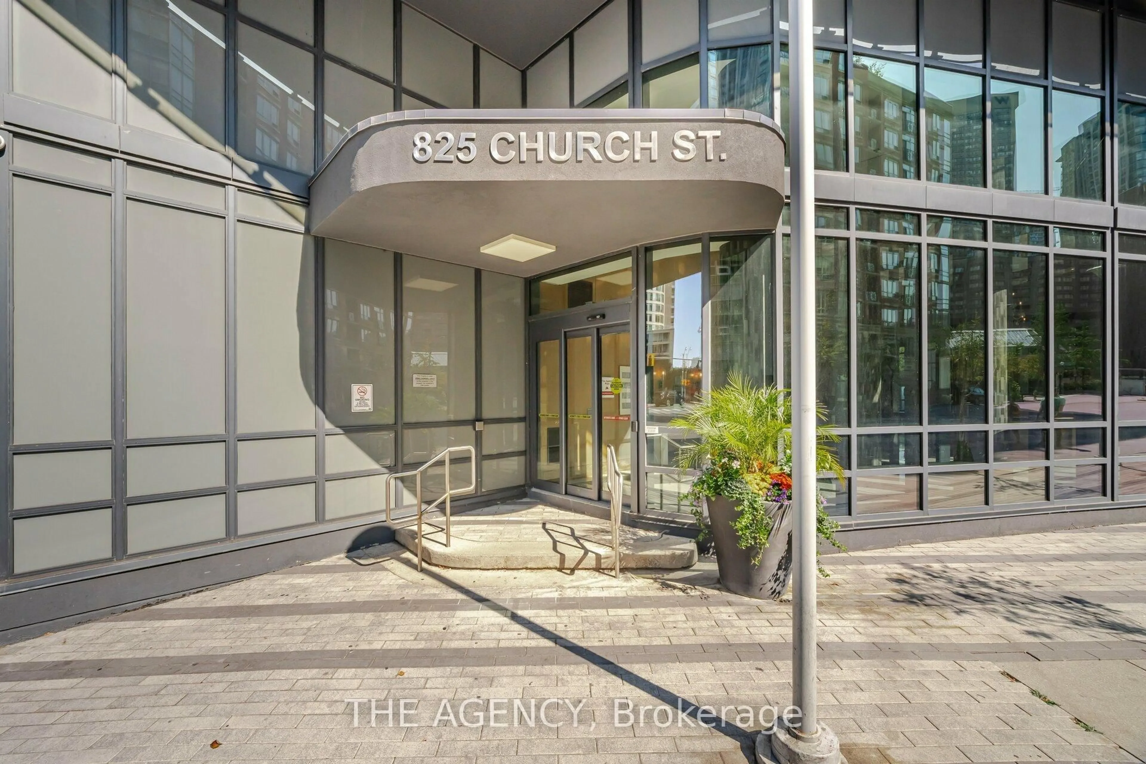 Indoor foyer for 825 Church St #105, Toronto Ontario M4W 3Z4