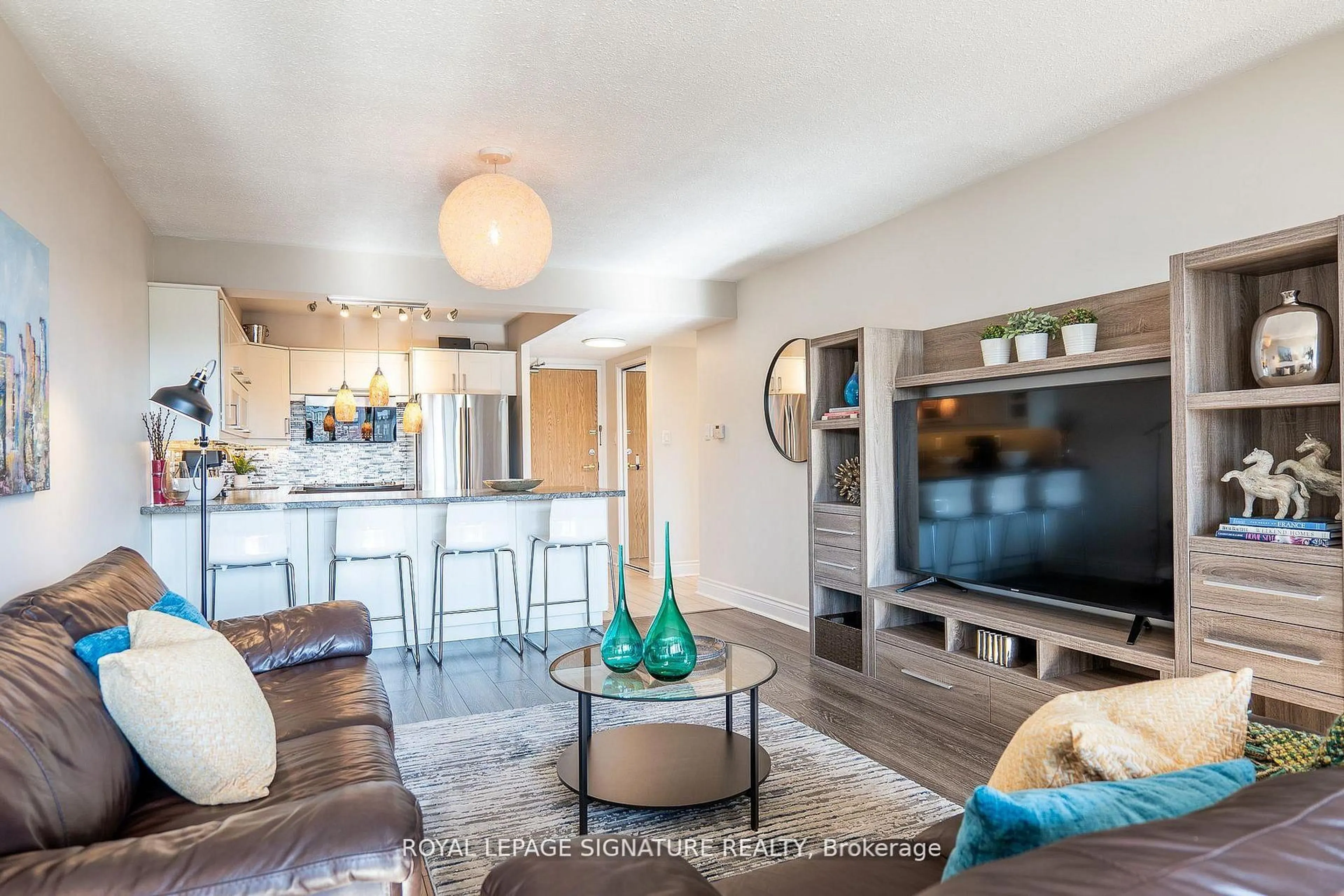 Unknown for 30 Fashion Roseway #404, Toronto Ontario M2N 6B4