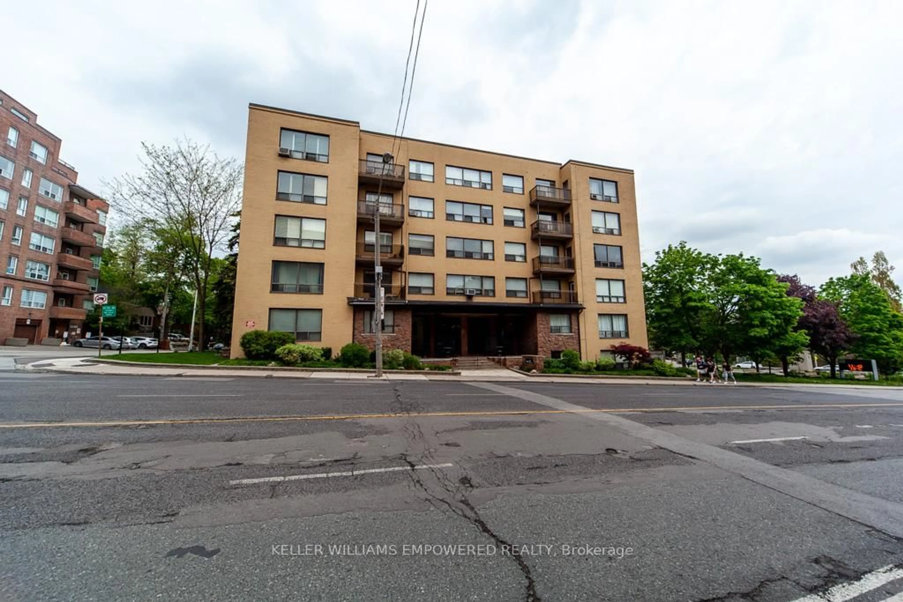 Unknown for 740 Eglinton Ave #205, Toronto Ontario M5N 1C4
